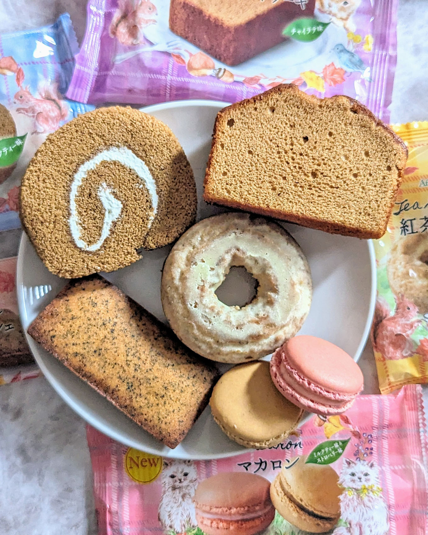 お皿におやつを並べている