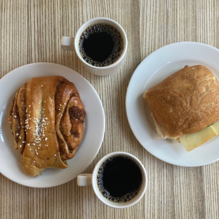フィンランドのシナモンロールとコーヒー