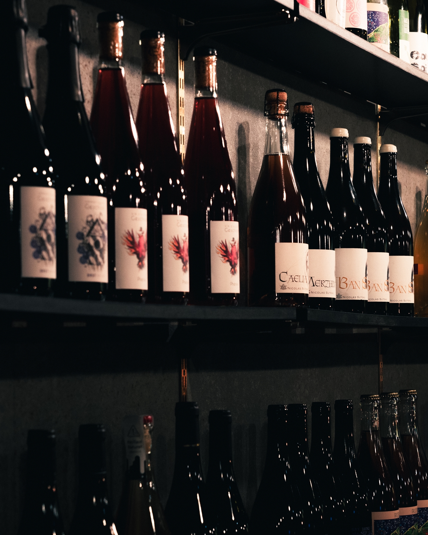 Le Comptoirの店内のワイン棚