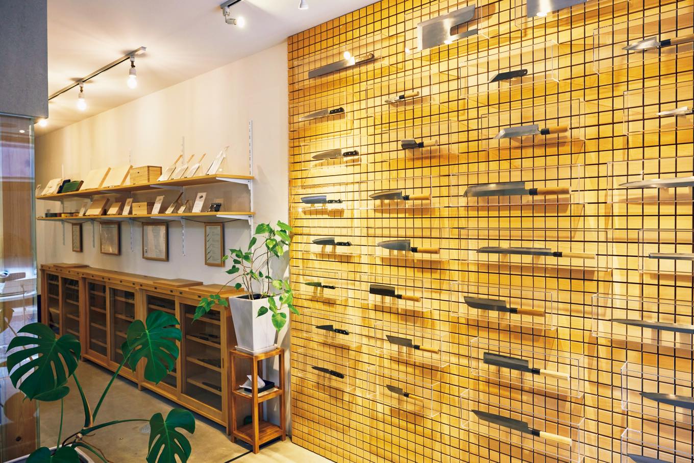 「竹上」謹製の包丁が並ぶ。