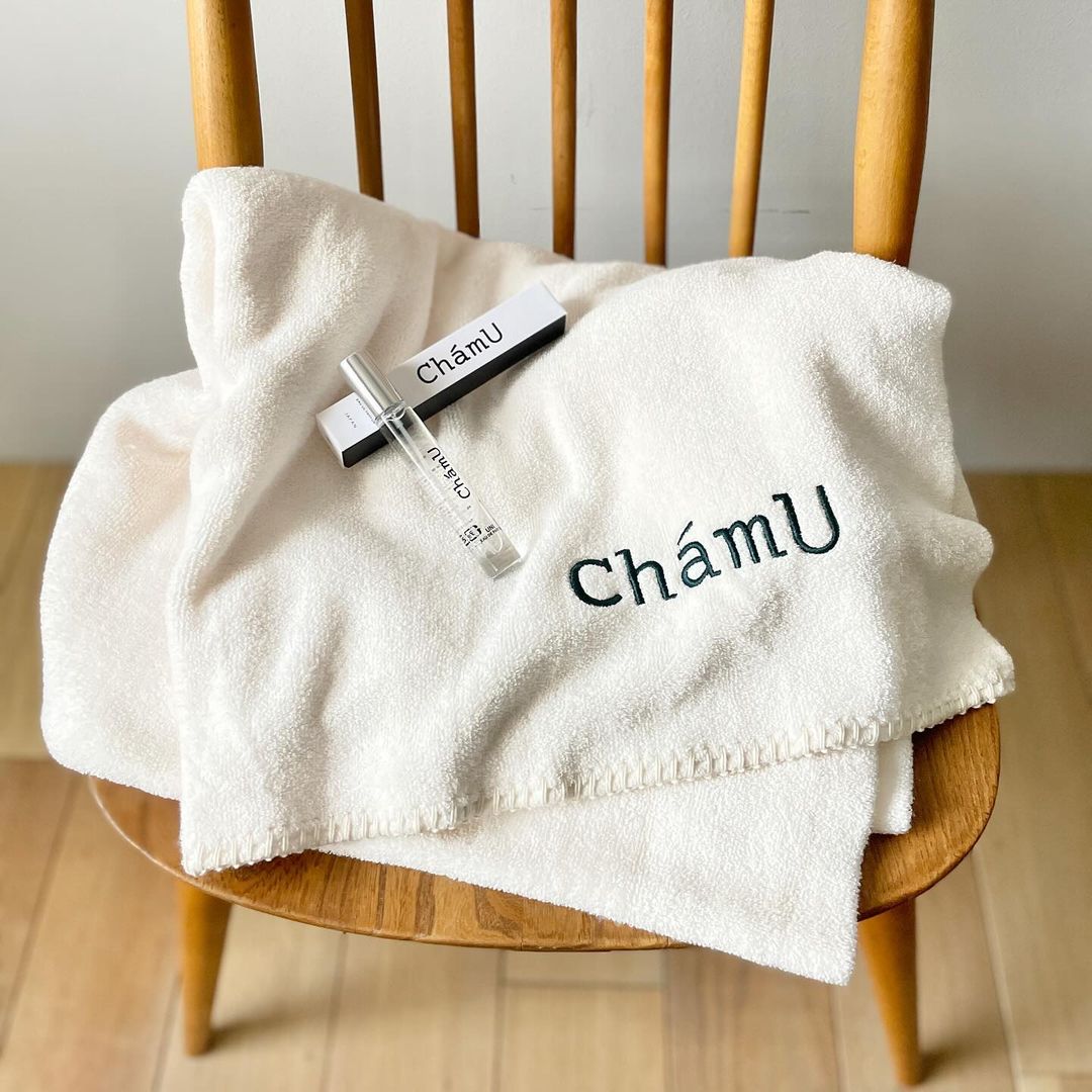 ”とろん、とろん”の肌ざわり。デスク、ソファ、ベッドで愛用したい『ChámU』のブランケットと、オードパルファン〈UNI〉 | クウネルWeb