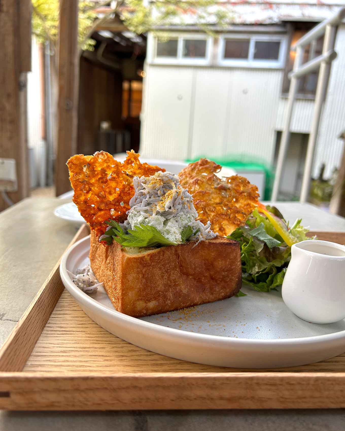 パンとエスプレッソと由比ガ浜商店のムーしらすプレート ドリンクセット