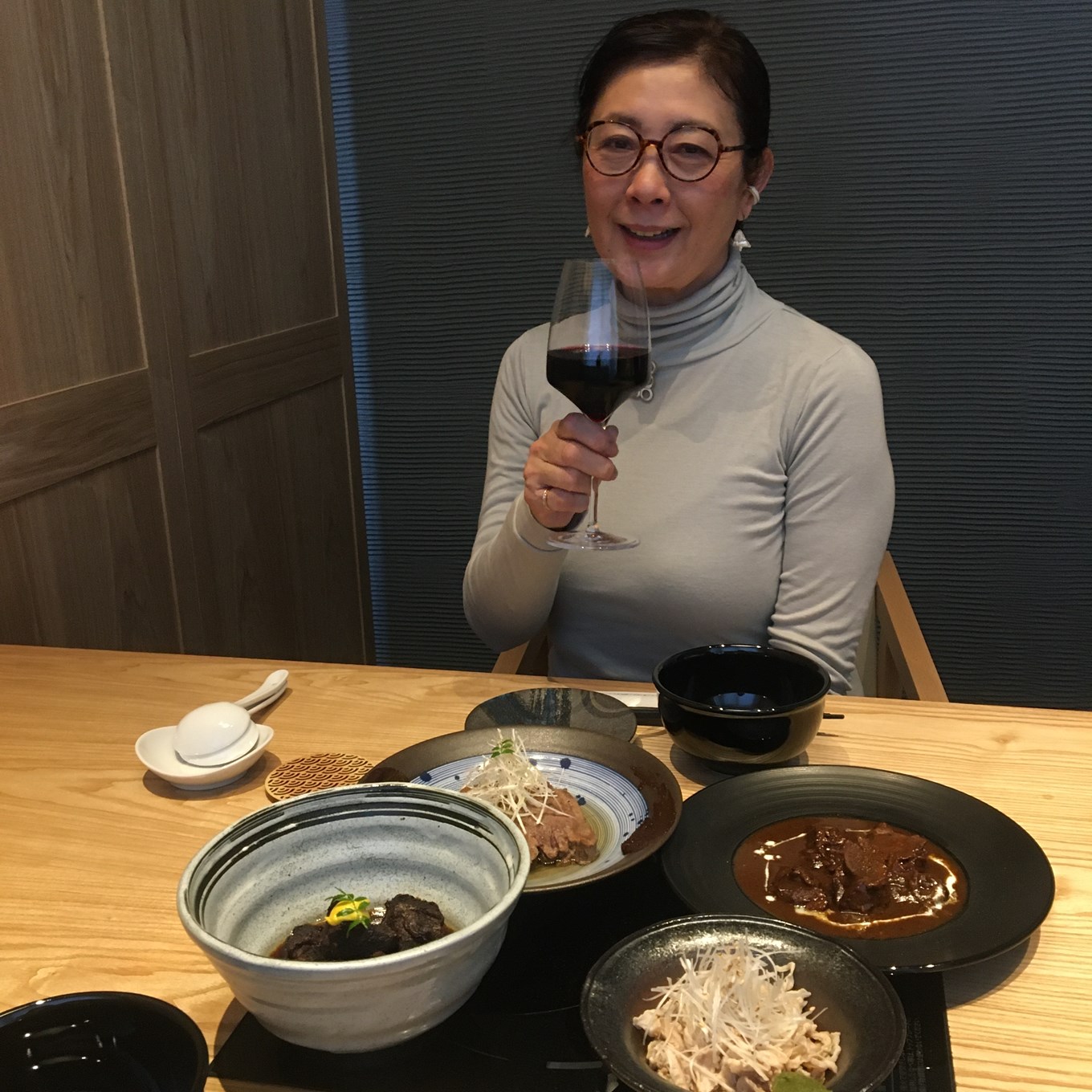 博多もつ鍋やま中で食事をする石黒美穂子