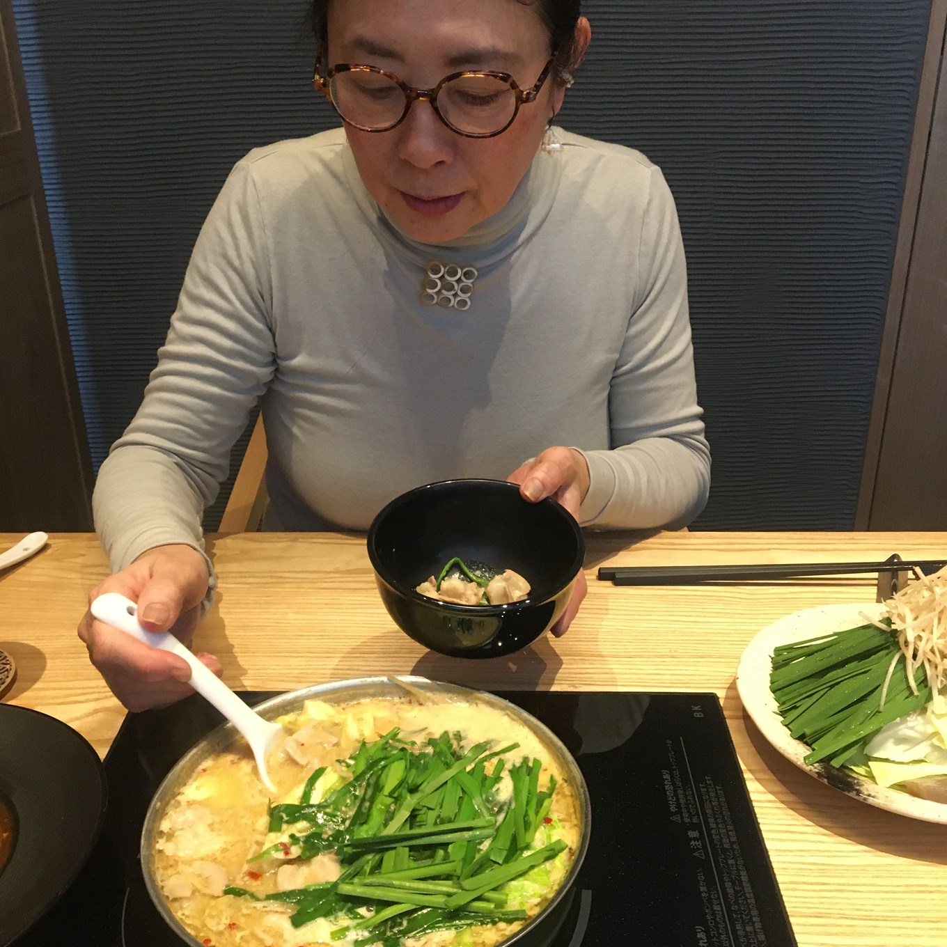 博多もつ鍋やま中で食事をする石黒美穂子