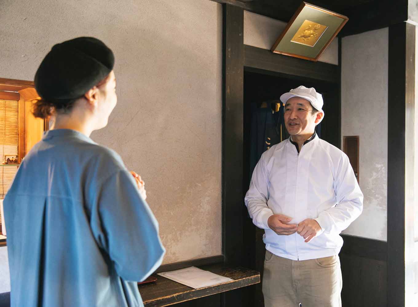 四角さん 店主と話す