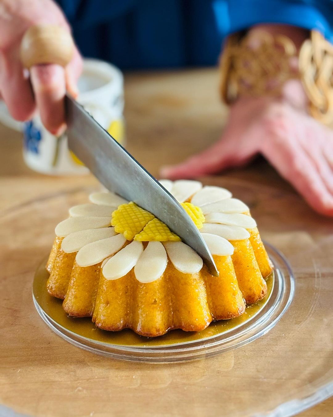 ホレンディッシェ・カカオシュトゥーベの〈マルガレーテクーヘン〉 カットするところ