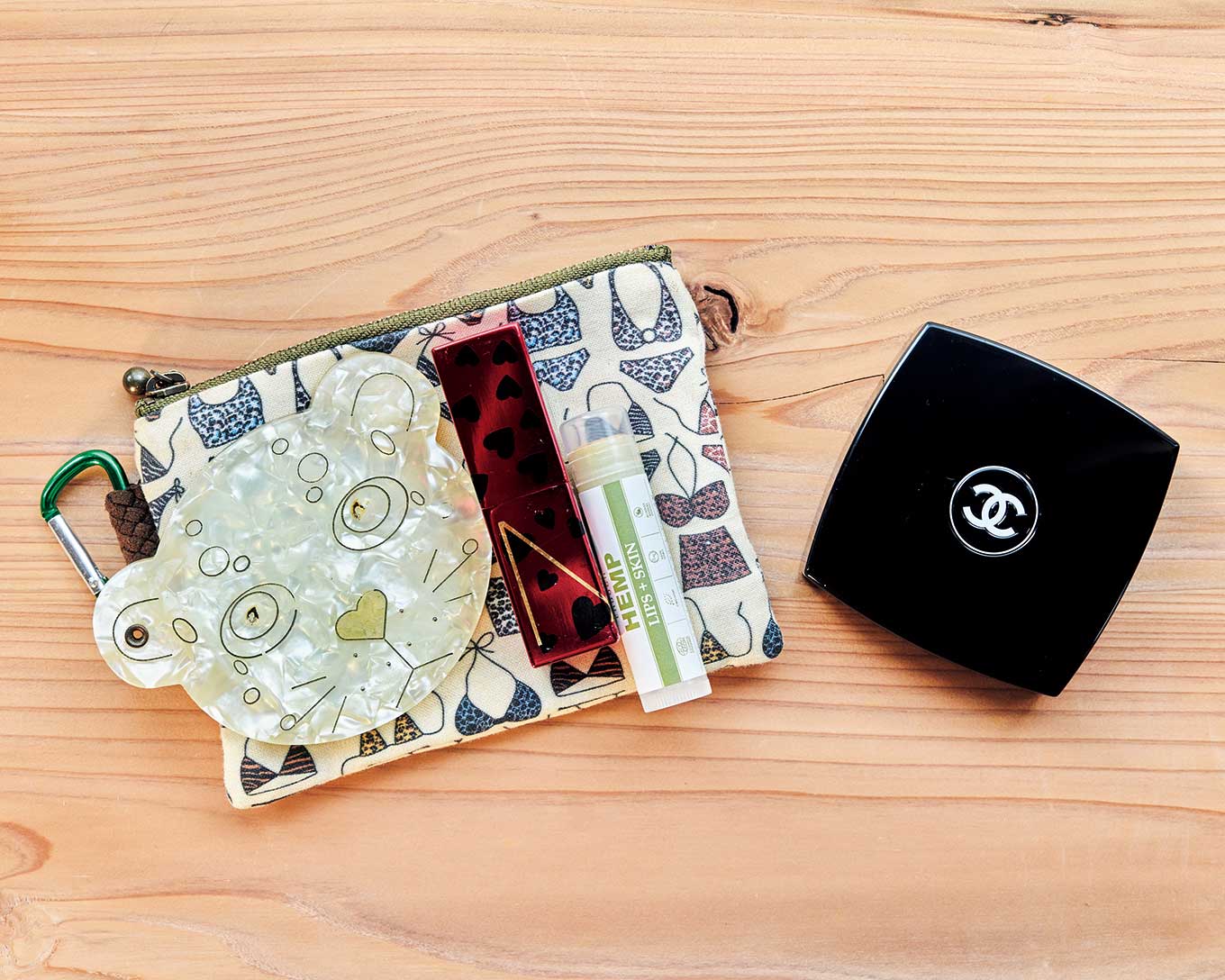 藍田美豊さんの愛用ポーチとリップ、ミラー、チークの置き画