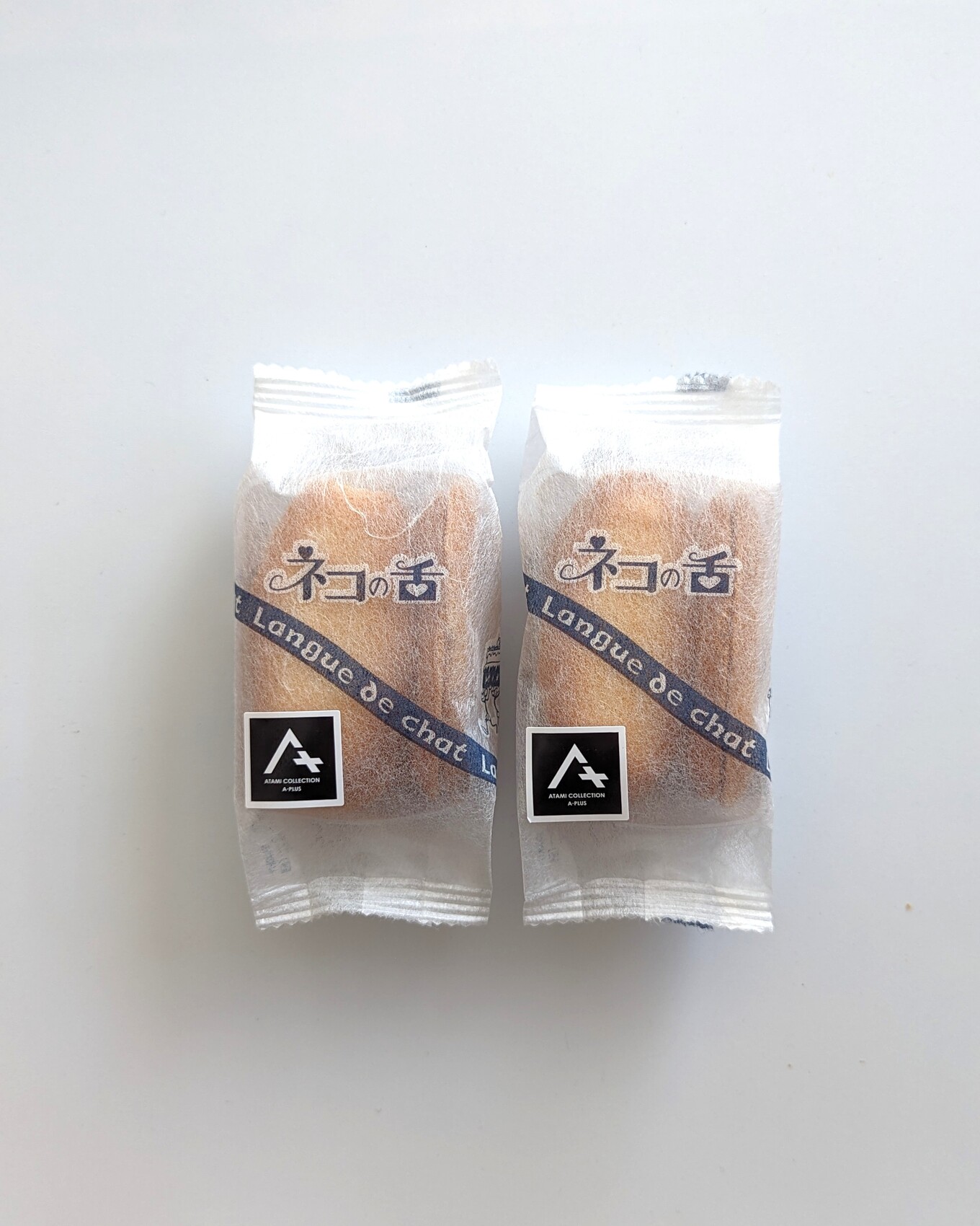 白いテーブルの上の袋の中のクッキー