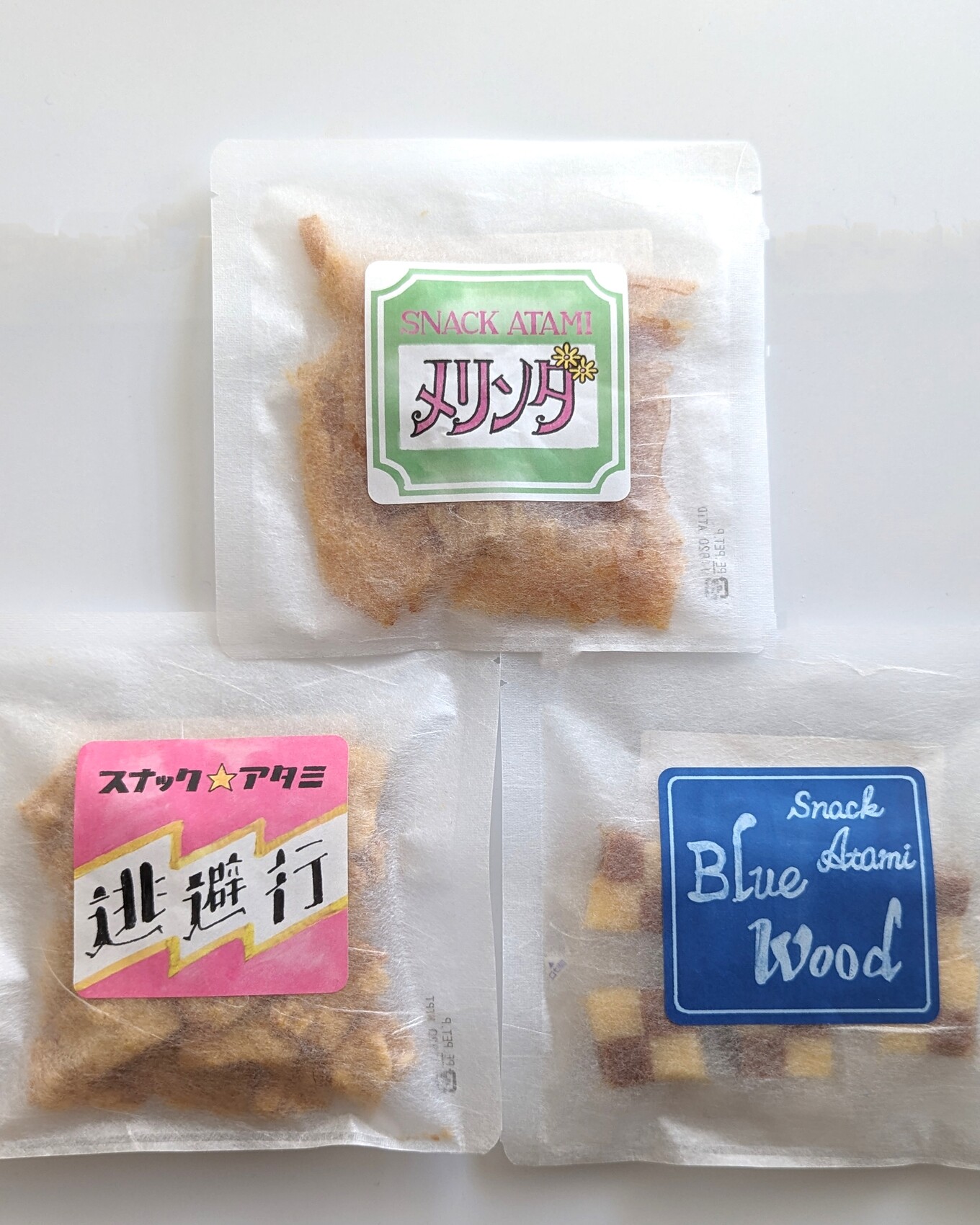 白地のテーブルの上に並べられた3種類のおつまみ