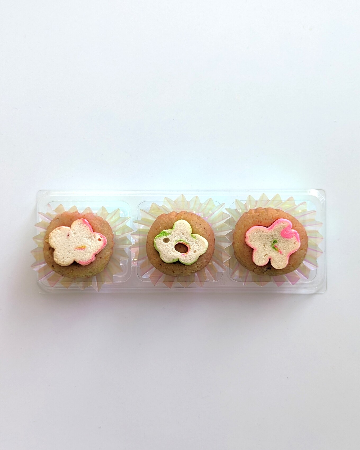 白いテーブルの上の花形の麩の乗ったみそ玉