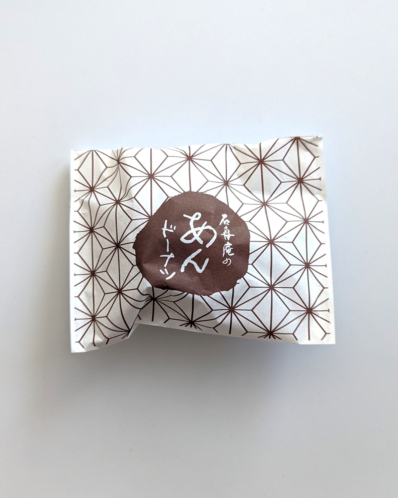 白いテーブルの上の紙製のパッケージのお菓子