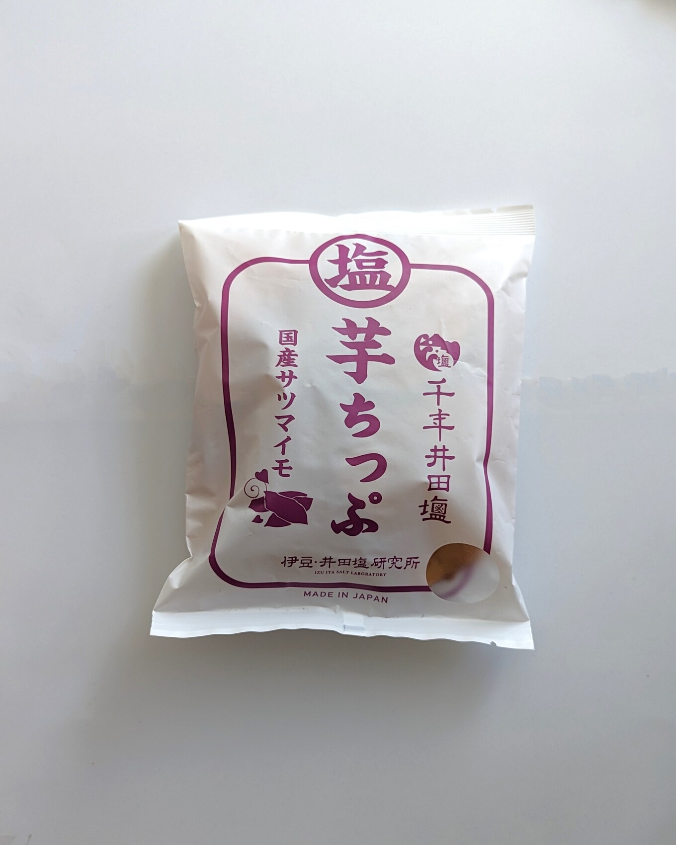 白いテーブルの上の袋菓子