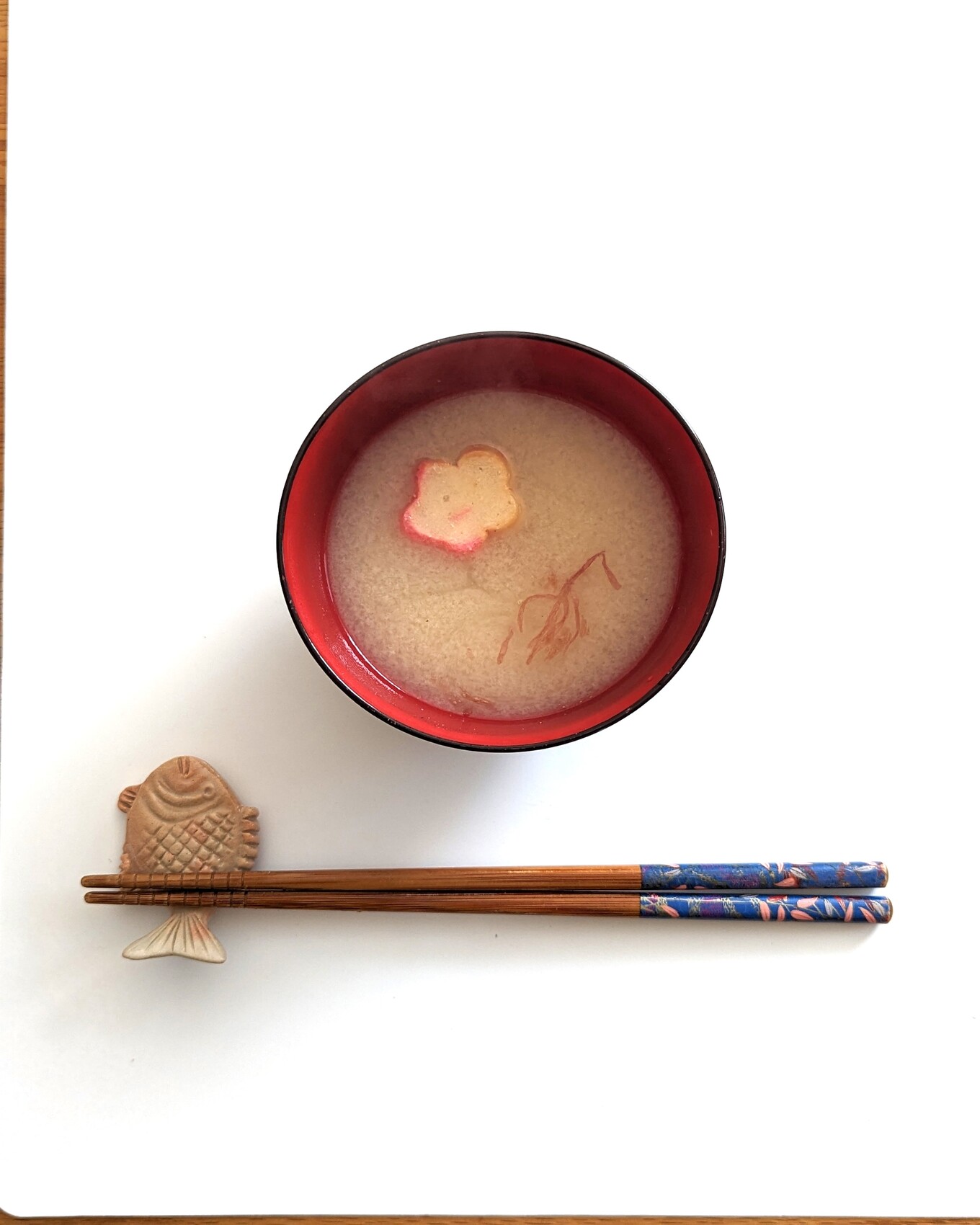 白いテーブルの上のお椀の中の味噌汁