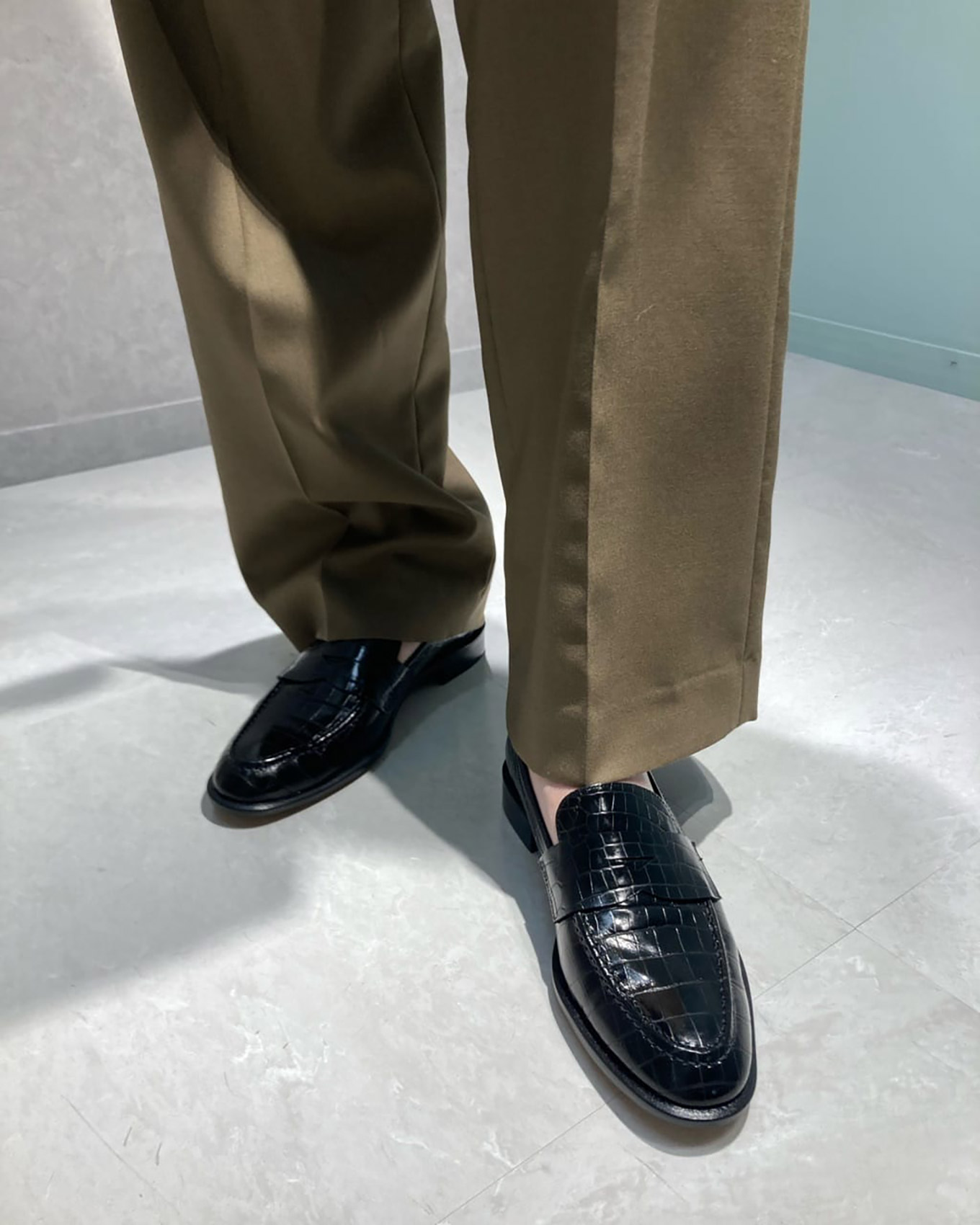 『オデット エ オディール』のペニーローファー 型押しのブラック着用