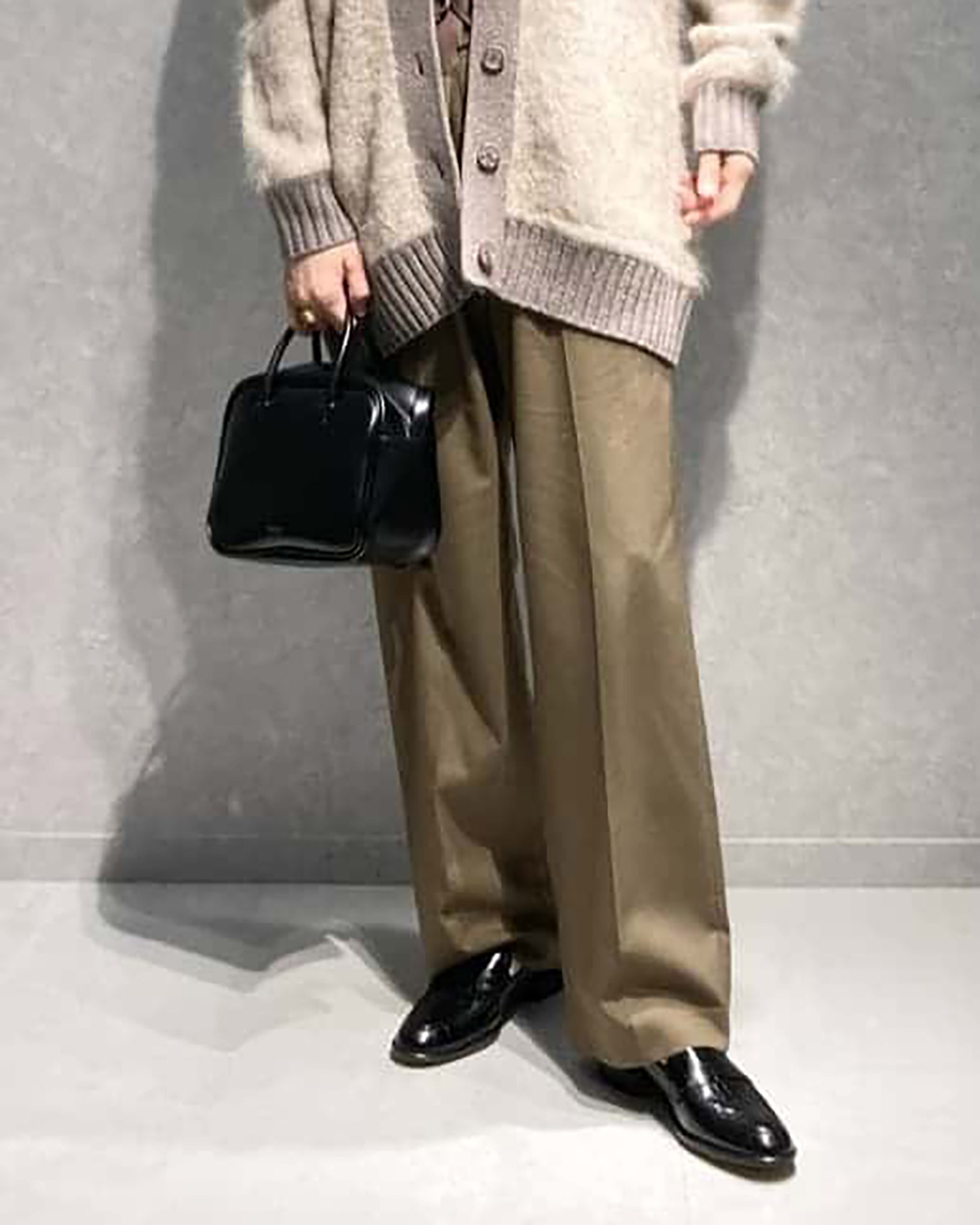 『オデット エ オディール』のペニーローファー 型押しのブラック着用