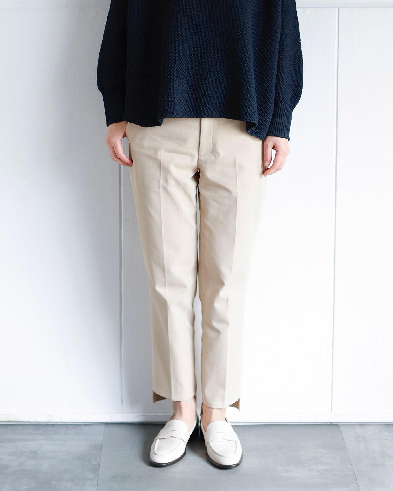 『オデット エ オディール』のペニーローファー ナチュラル着用