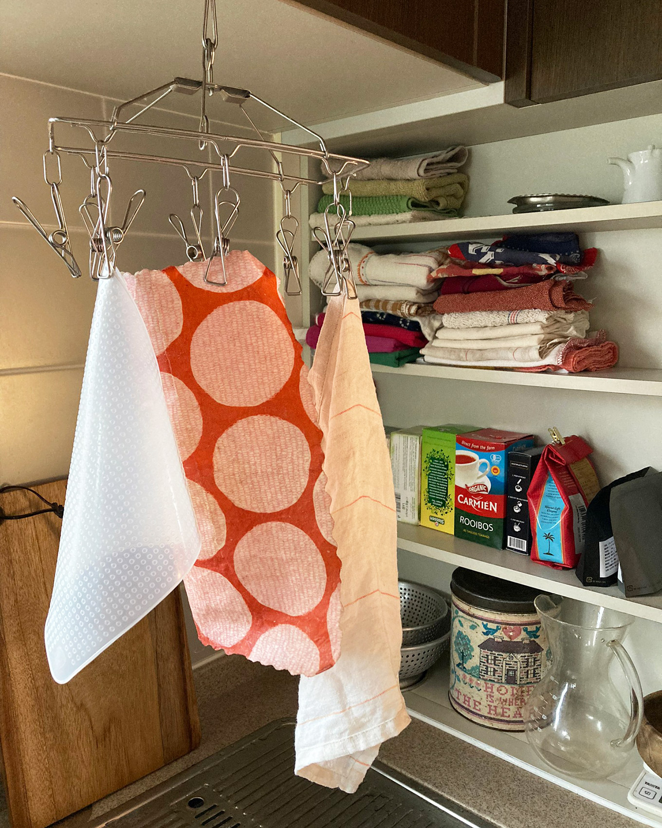 ミツロウラップをキッチンで干しているところ