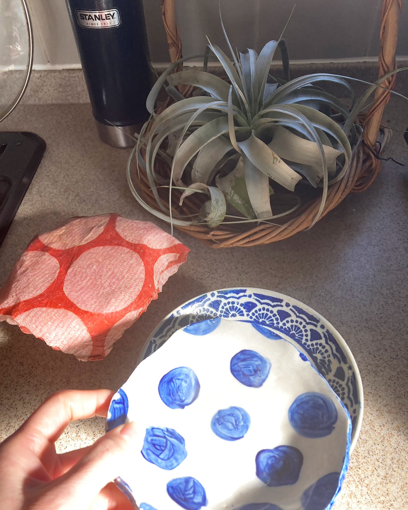 お皿を重ねたり、蜜蝋ラップでラップ代わりにする