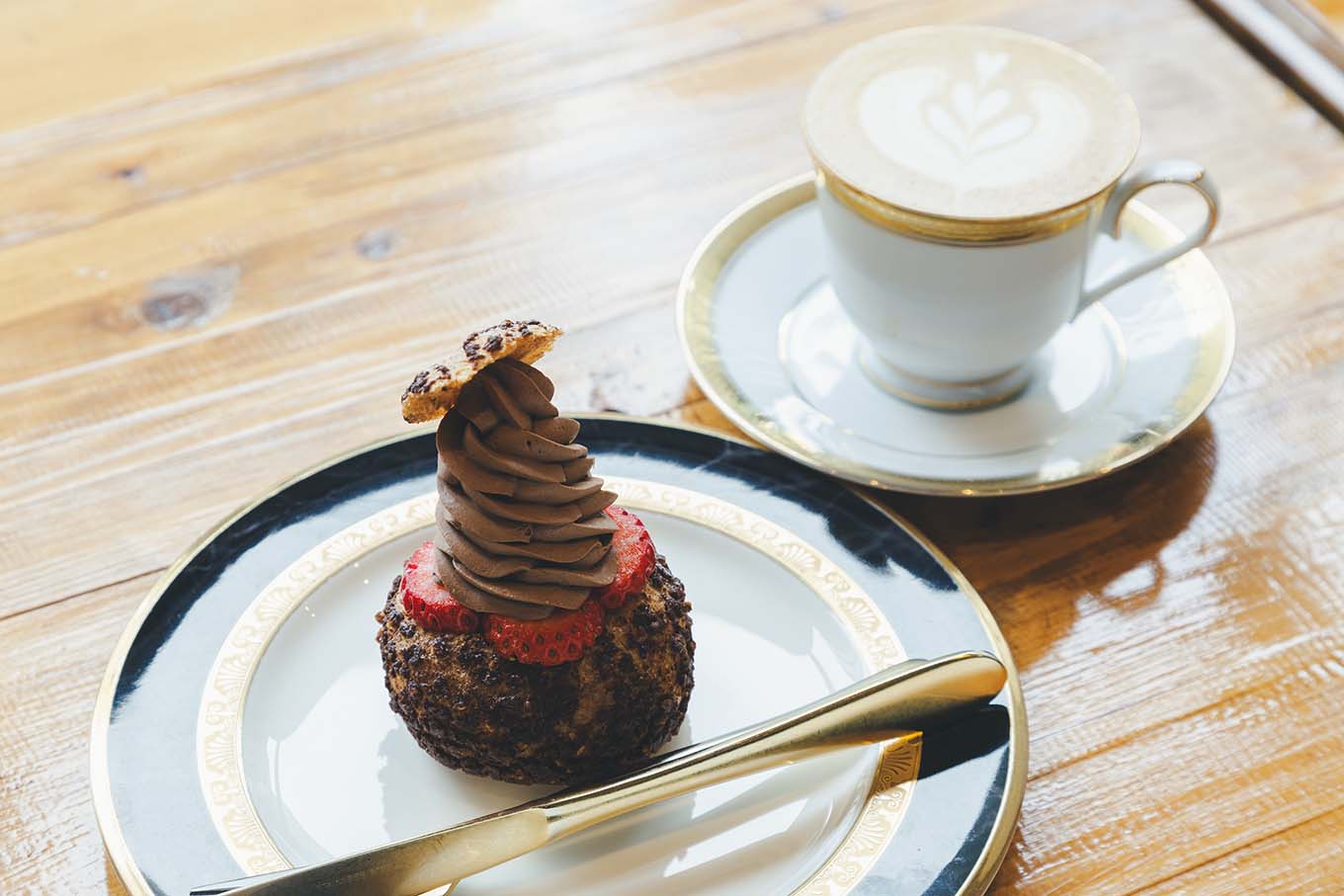 喫茶 半月 季節のシューとカフェラテ