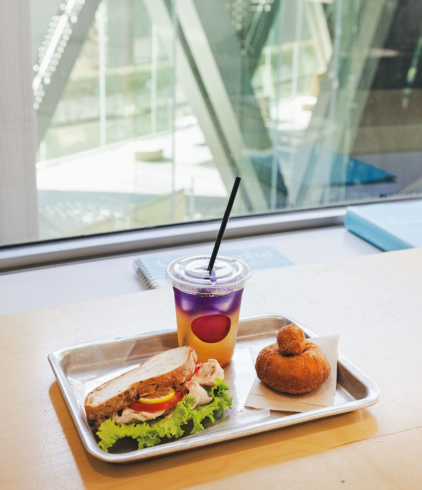 二階のサンドウィッチのサラダサンドイッチ、蜂蜜とレモンのジャスミンティー、「MY PICNIC」のドーナツ