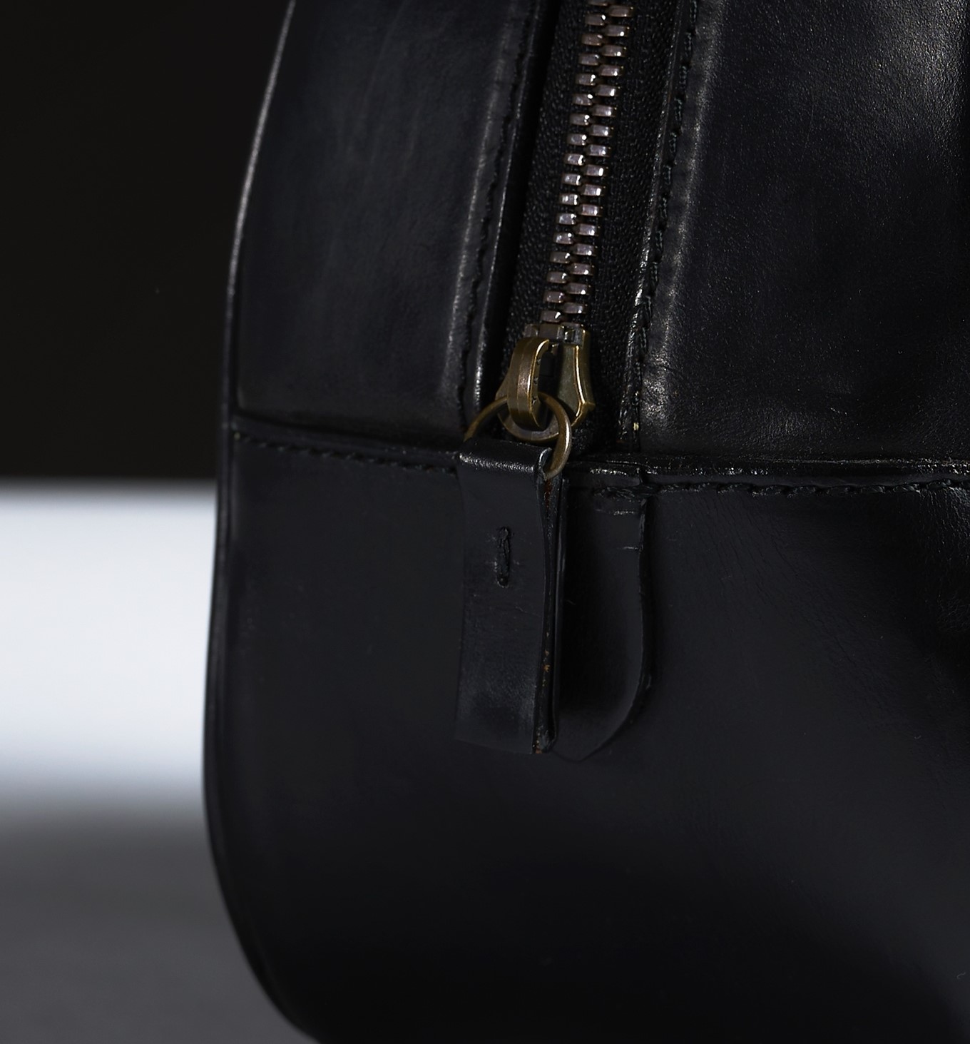 SOMBRELO レザーバッグのジップ