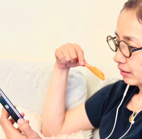 フランス語学習をする名木のり子