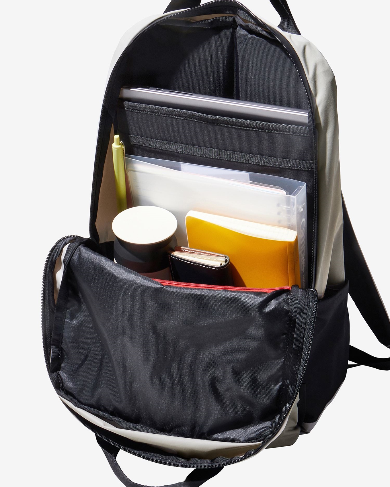 ダンスキンのスタンダードデイパックを開いたところ