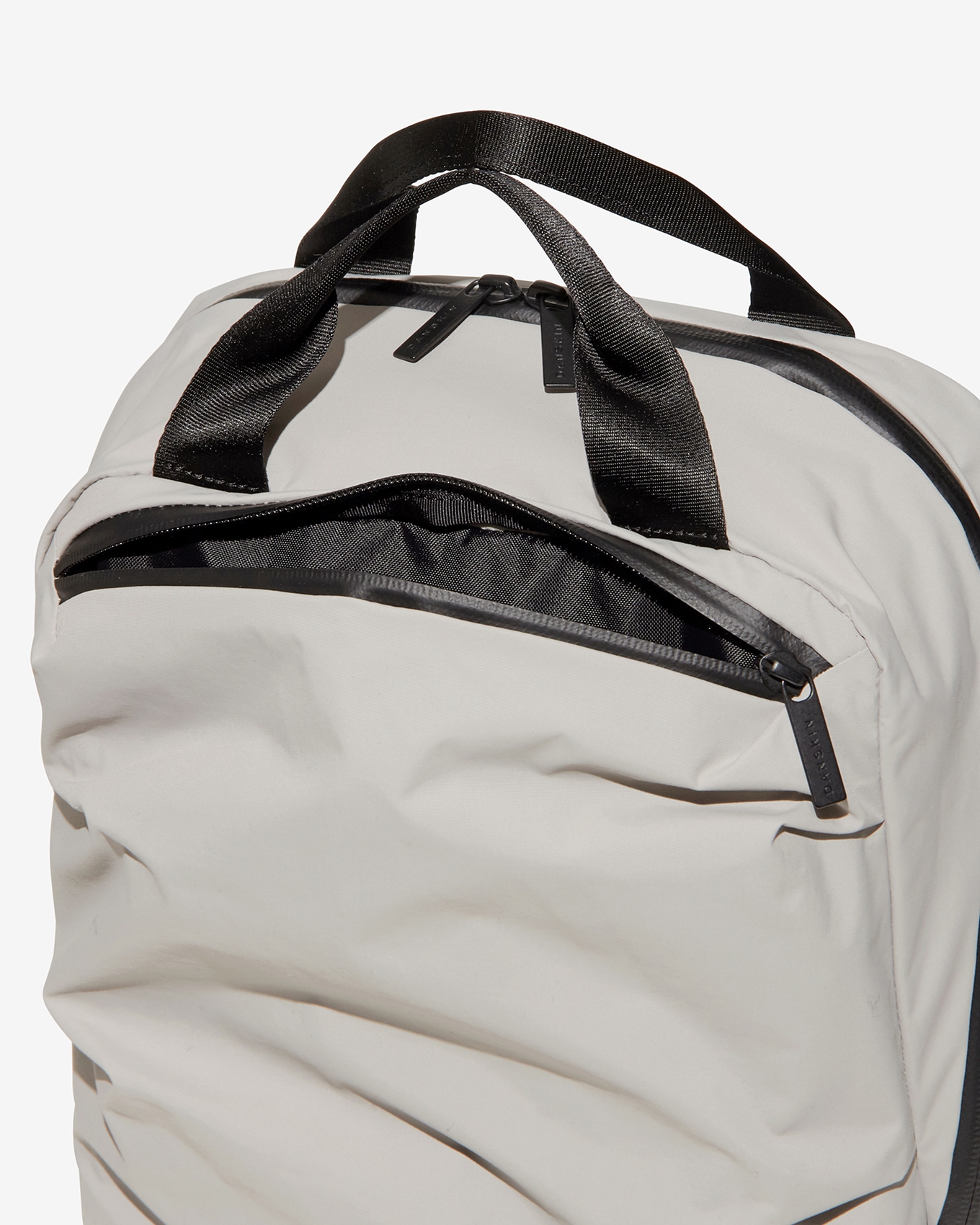 ダンスキンのスタンダードデイパックの上部ポケット