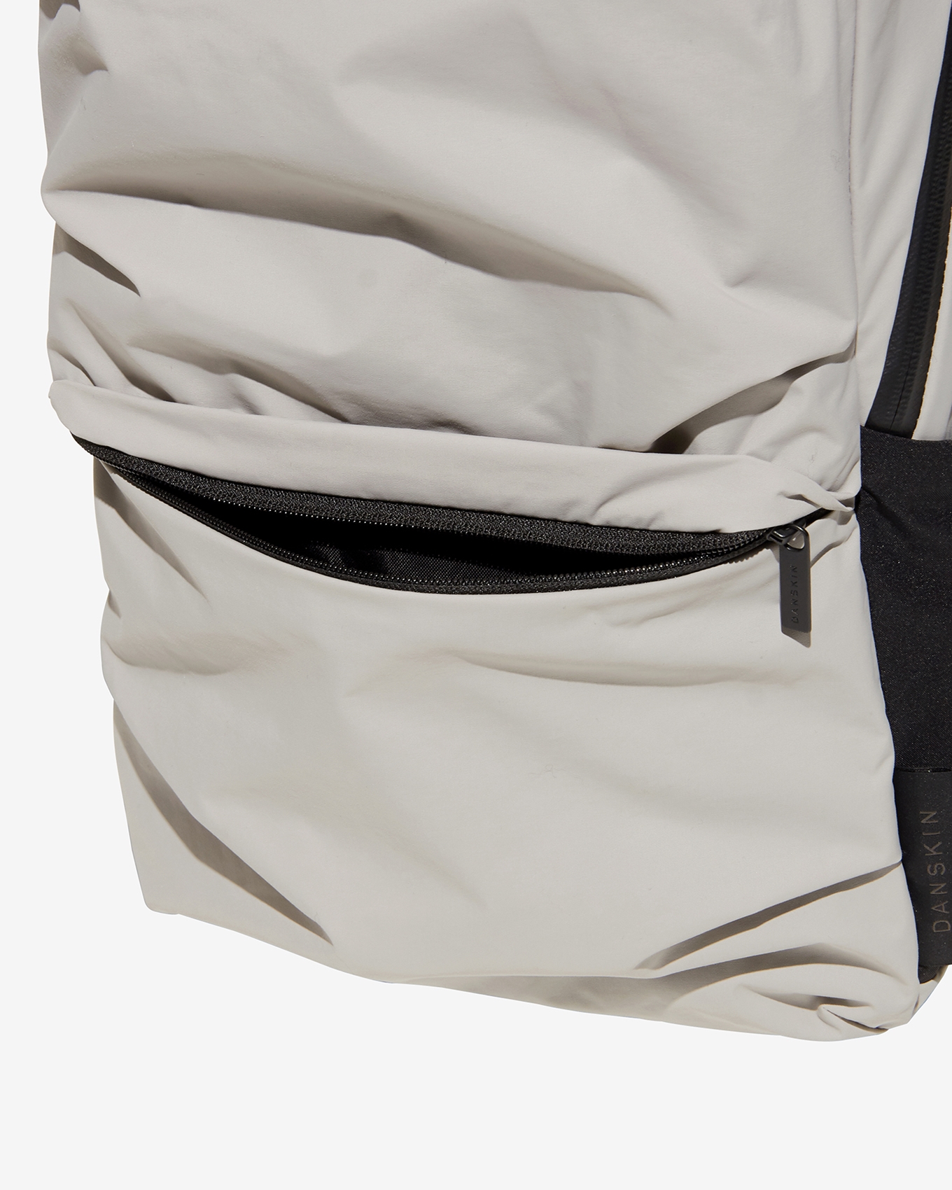 ダンスキンのスタンダードデイパックの外ポケット