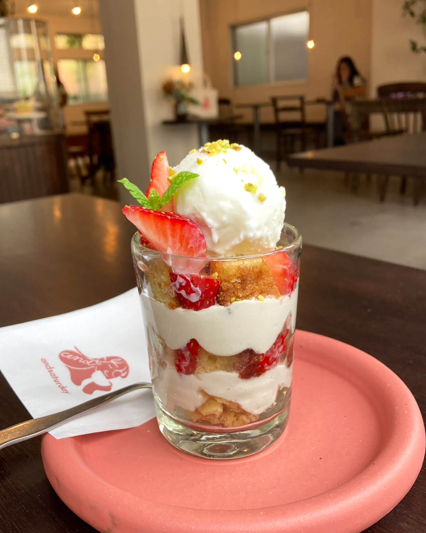 逗子のカフェ『andsaturday coffee & cakes』のいちごのトライフル