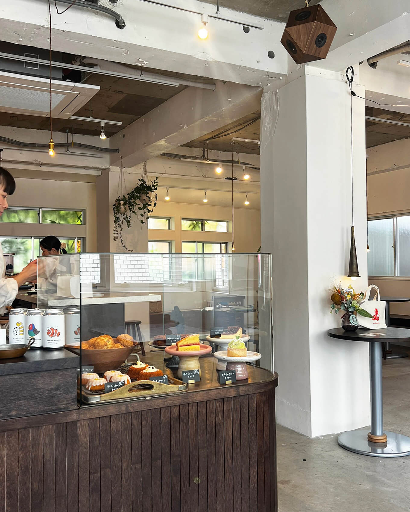 逗子のカフェ『andsaturday coffee & cakes』の内観