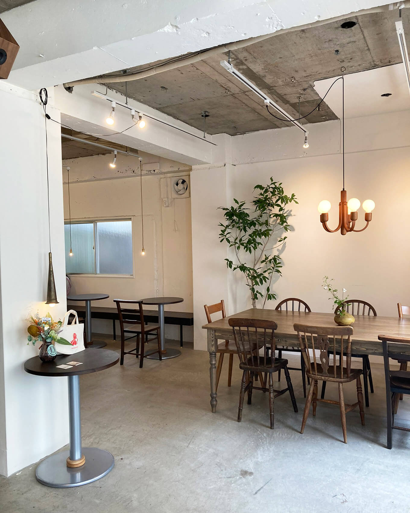 逗子のカフェ『andsaturday coffee & cakes』の内観
