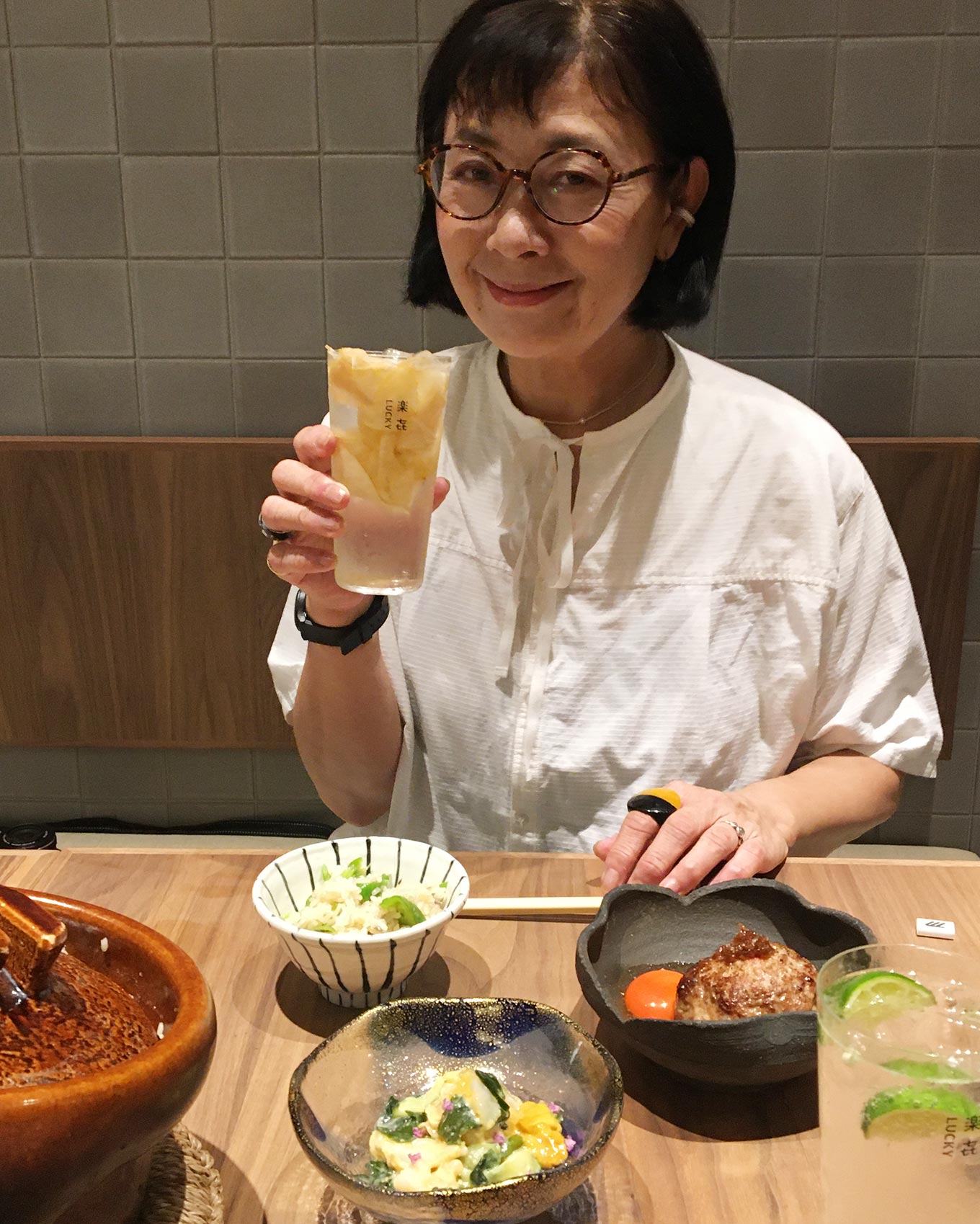 お酒を片手に持つ石黒美穂子さんアイキャッチ画像用