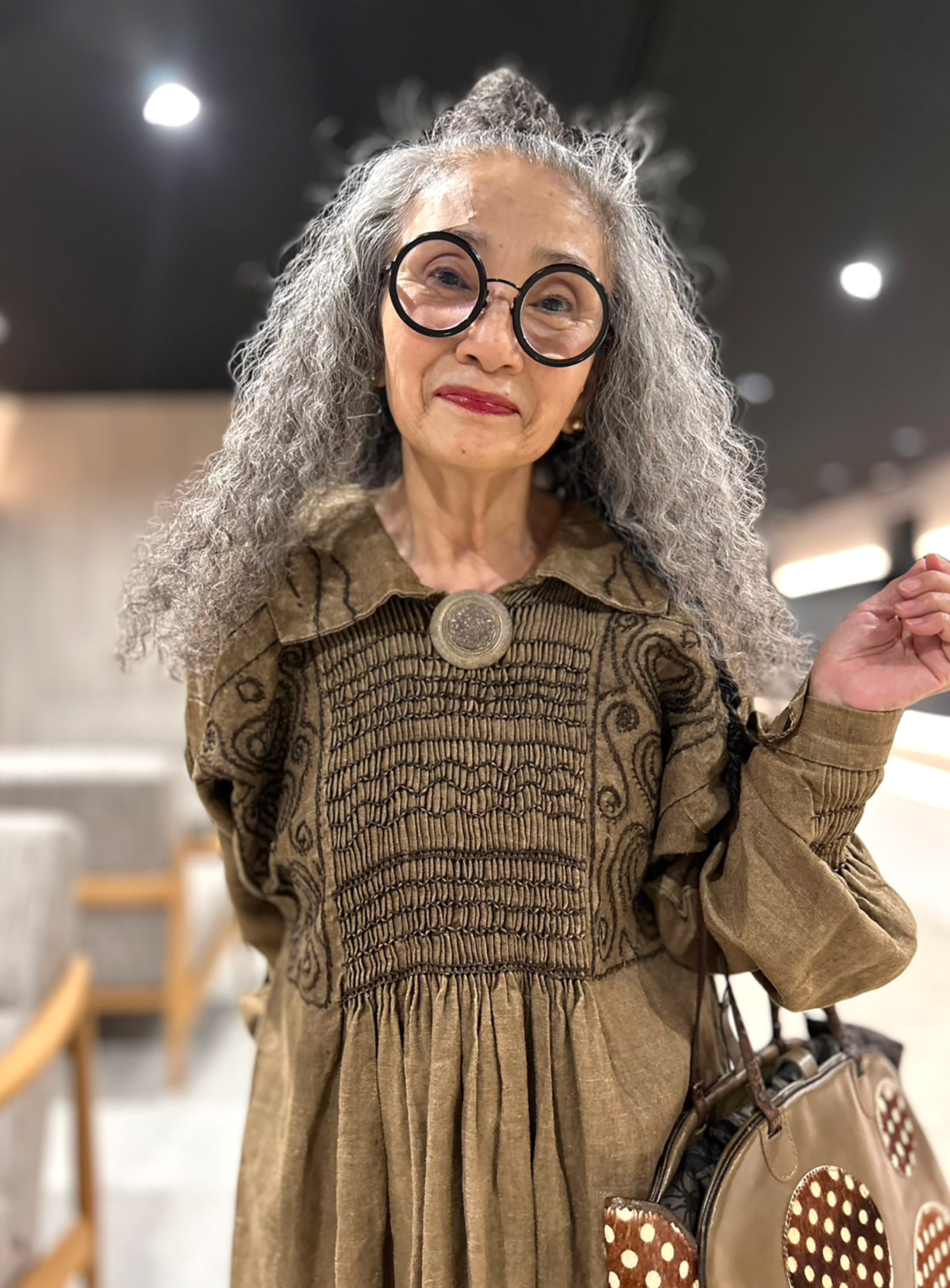 アンティークスモックを着用した片山優子さん