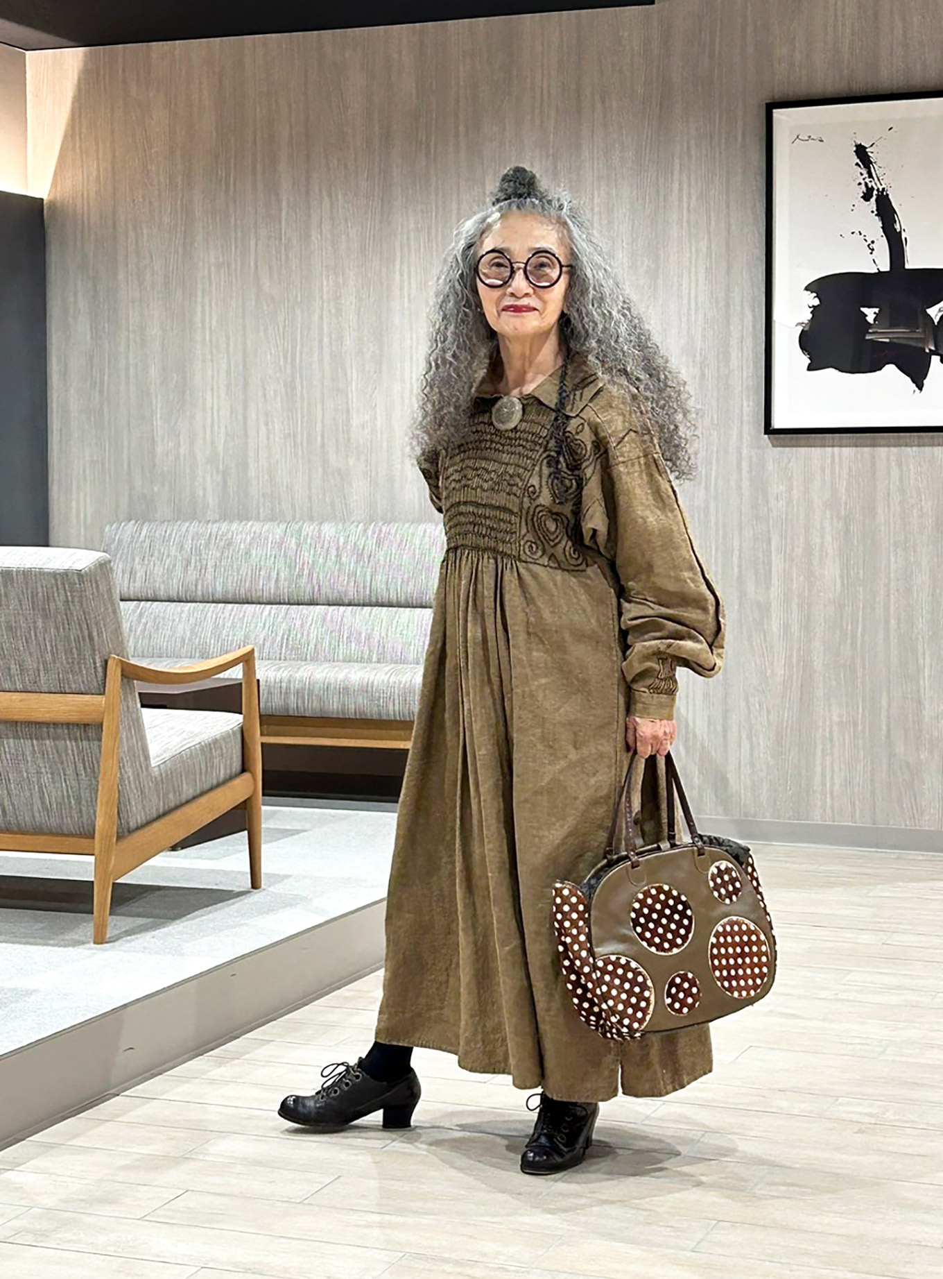 アンティークスモックを着用した片山優子さん