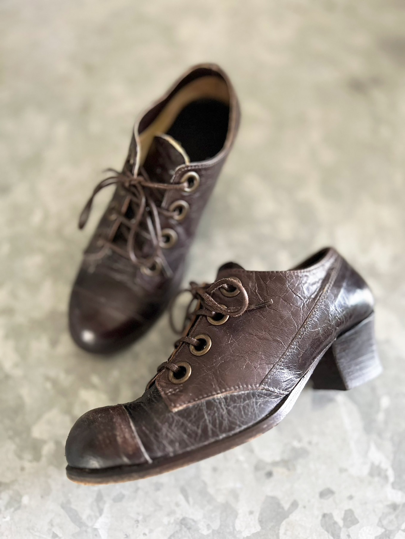 片山優子さんが30年前に購入したレースアップシューズ