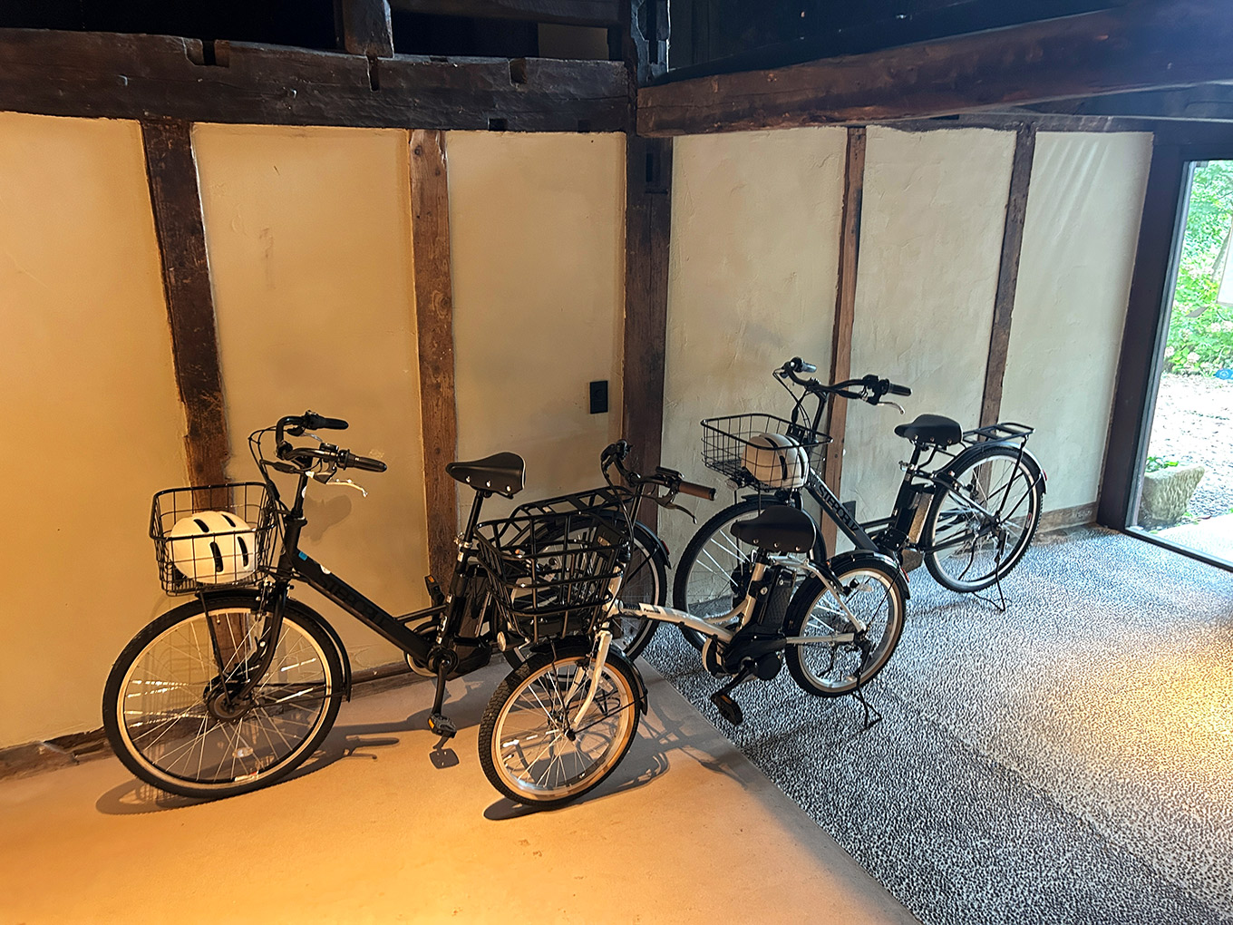 新潟県妙高市の古民家宿『MAHORA西野谷』のEバイク