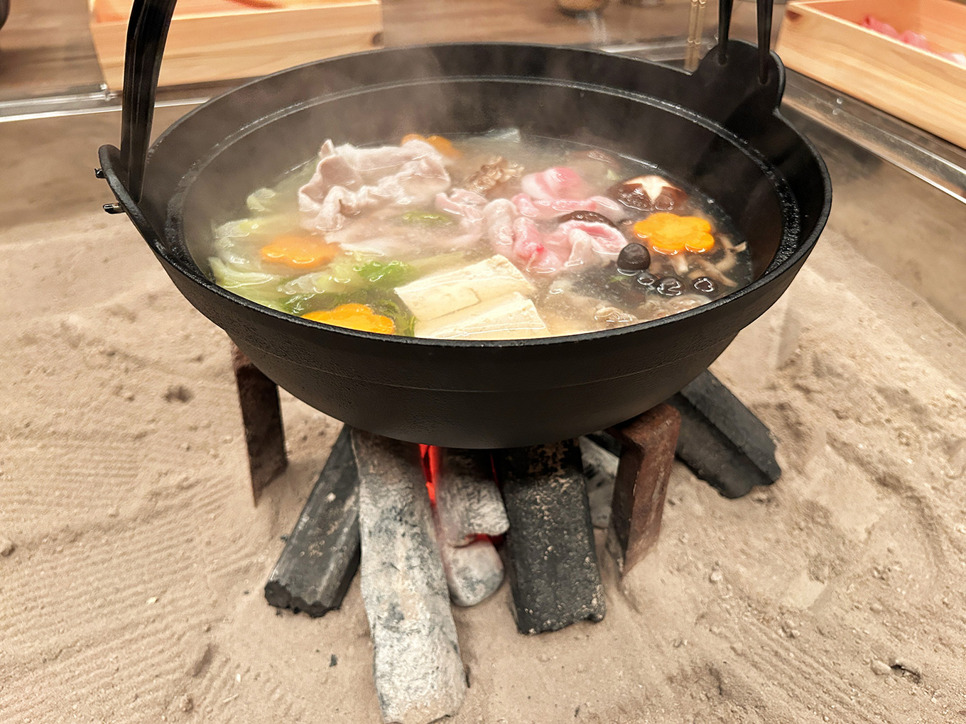 新潟県妙高市の古民家宿『MAHORA西野谷』のしゃぶしゃぶ