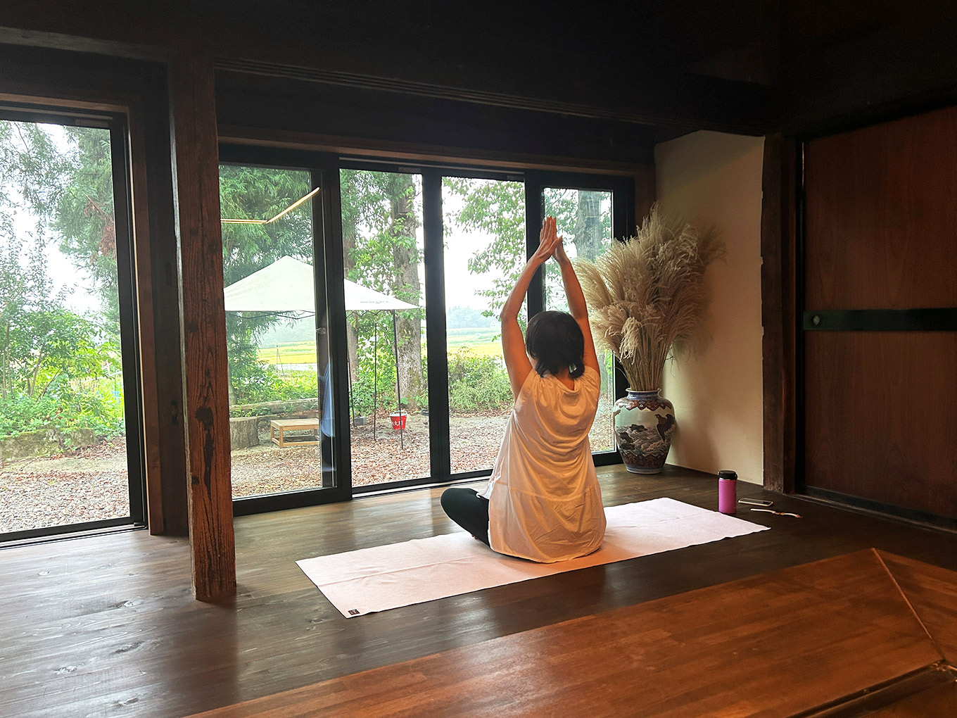 新潟県妙高市の古民家宿『MAHORA西野谷』の朝ヨガ