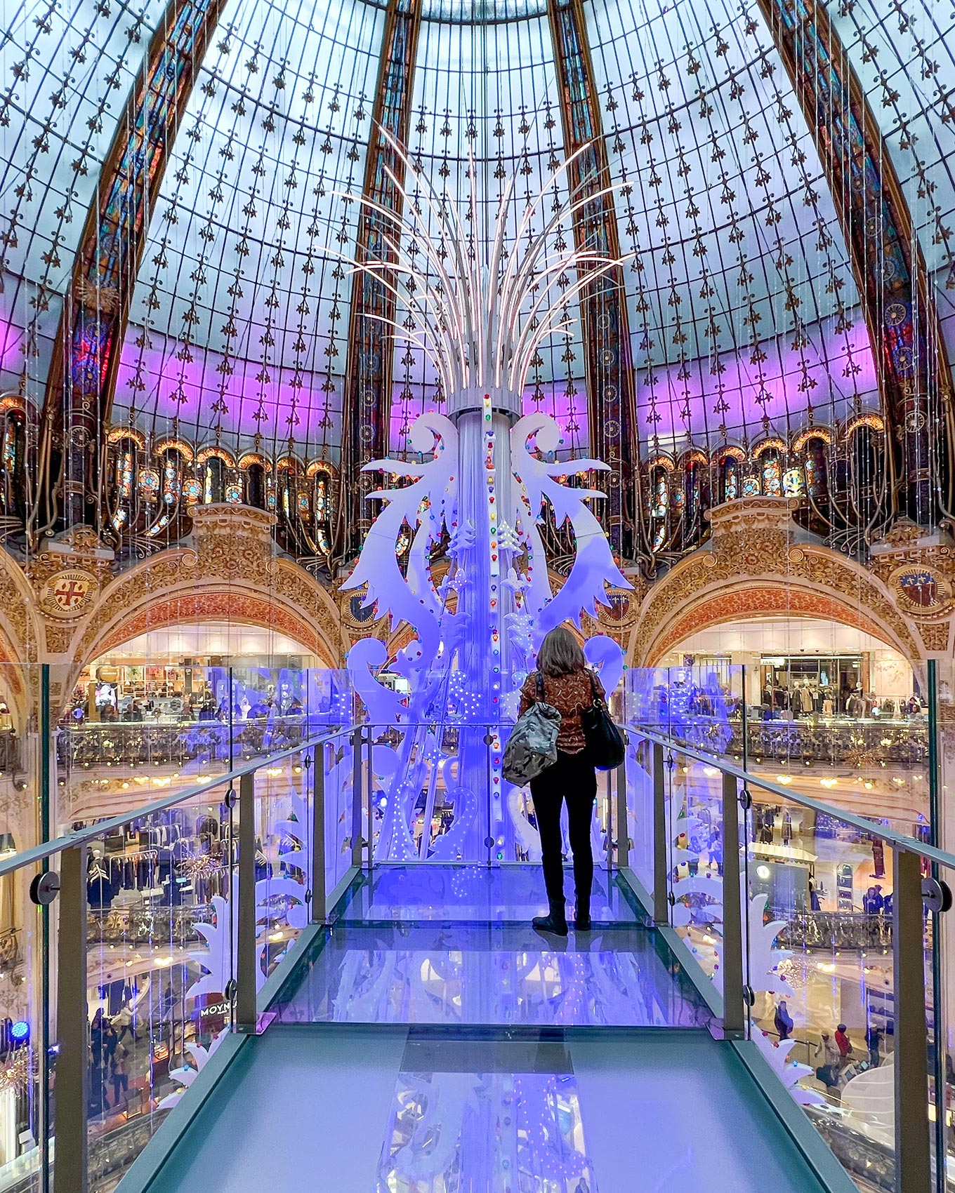 ギャラリー・ラファイエットのクリスマスツリーと地上16mの空中通路「グラスウォーク」