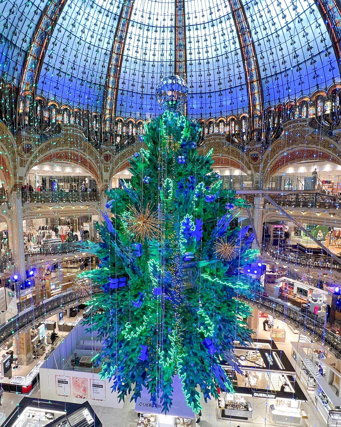 2022年のギャラリー・ラファイエットのクリスマスツリー。テーマは森のモミの木。グリーンとブルー