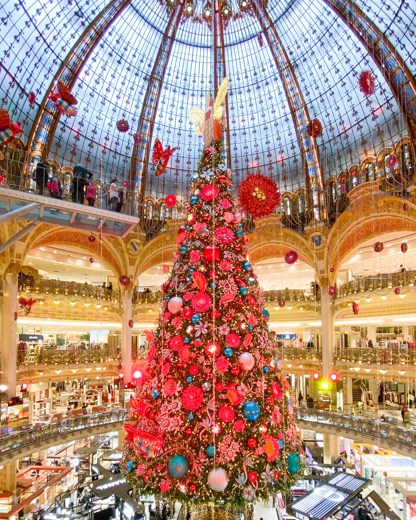 2019年のギャラリー・ラファイエットのクリスマスツリー。華やかな花とハチが飛び回る飾りつけ。