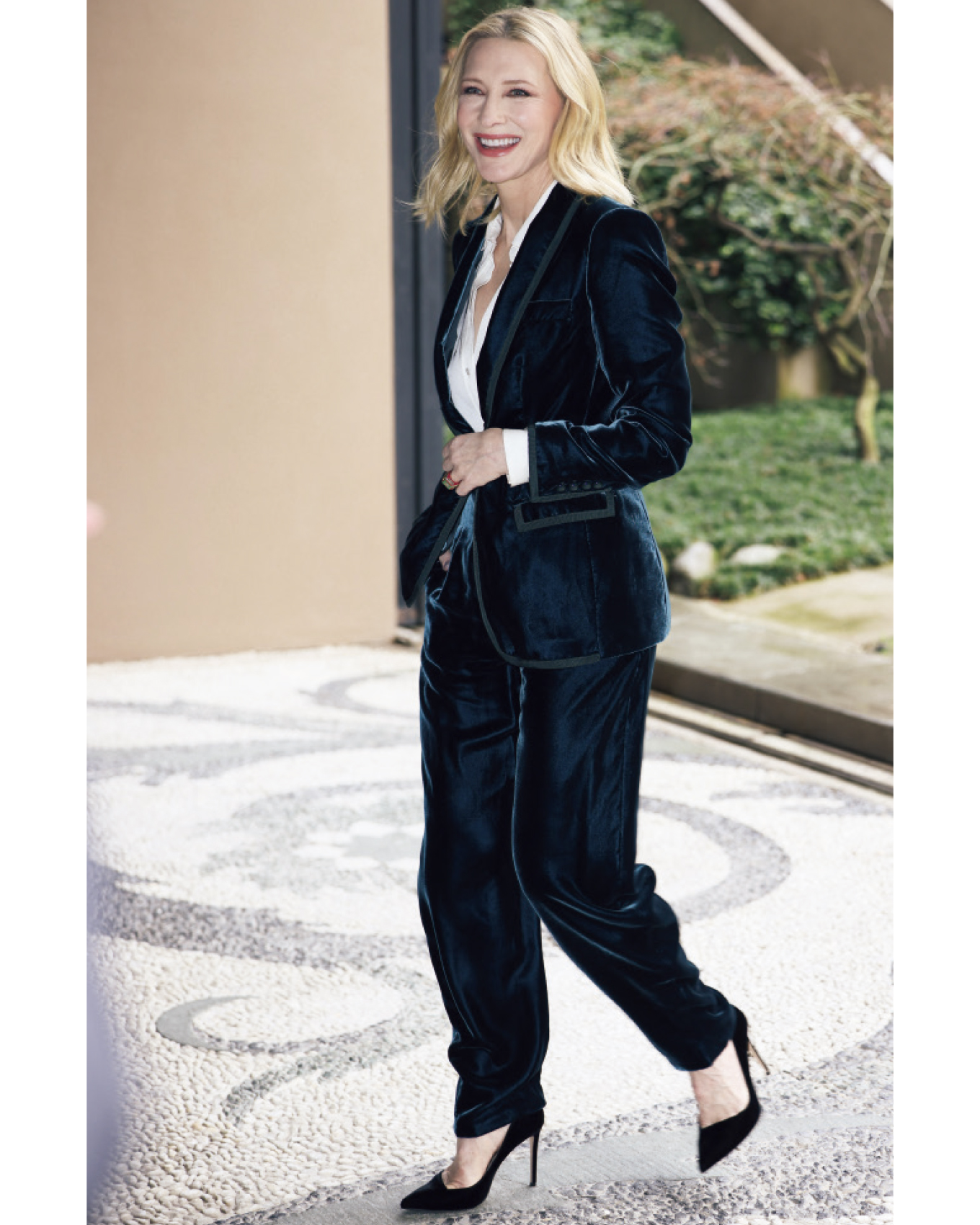 『ジョルジオ・アルマーニ』のベロアのスーツを着るケイト・ブランシェット