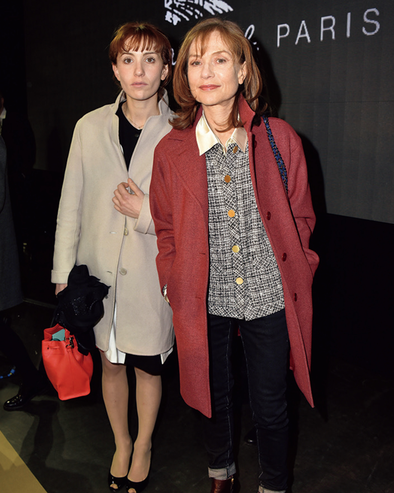 イザベル・ユペール 同じ仕事を選んだ娘ロリータ・シャマと「アニエスb.」のショーに招かれた時のショット。デニムとツイードジャケット