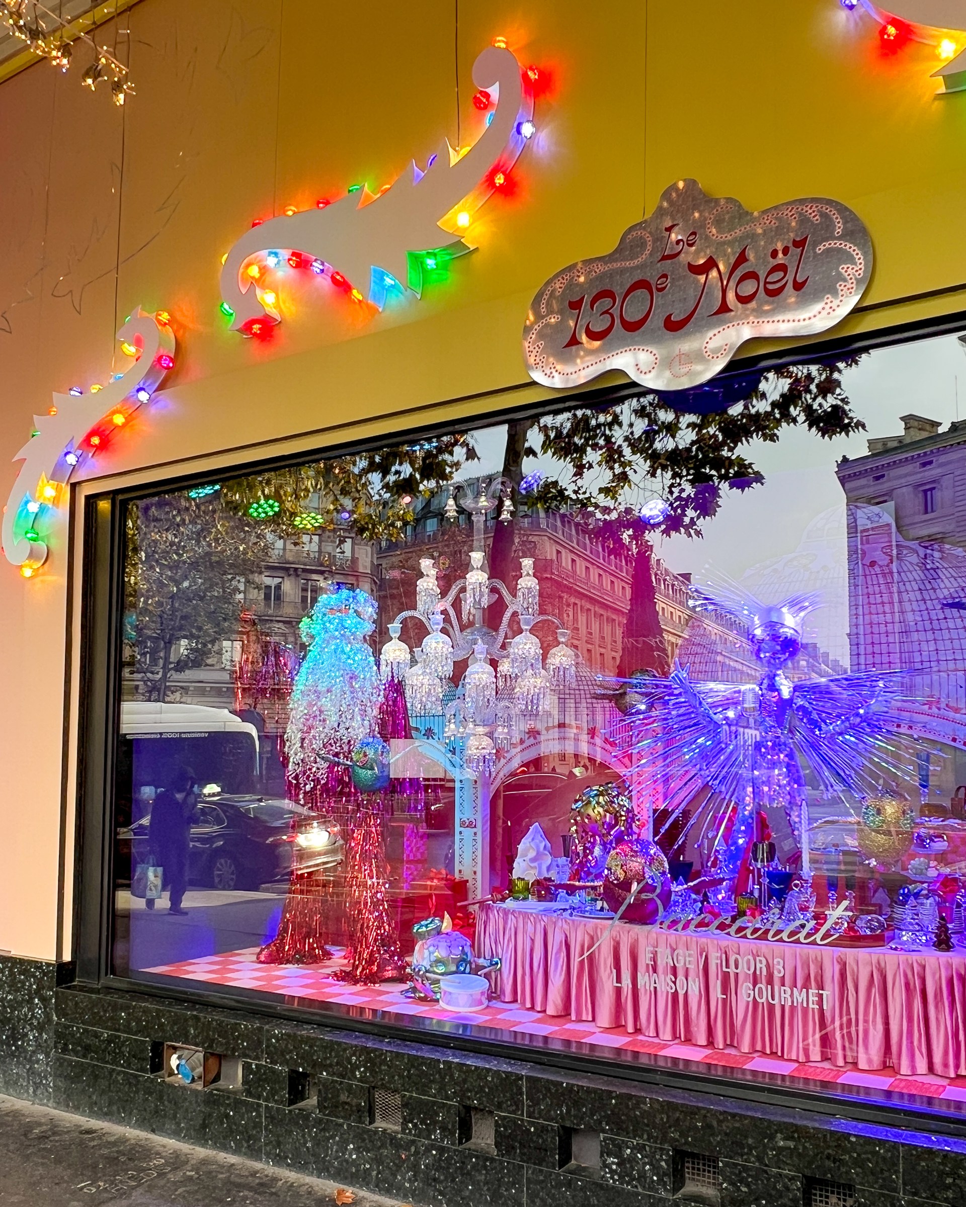 パリのギャラリーラファイエットのクリスマスディスプレイ