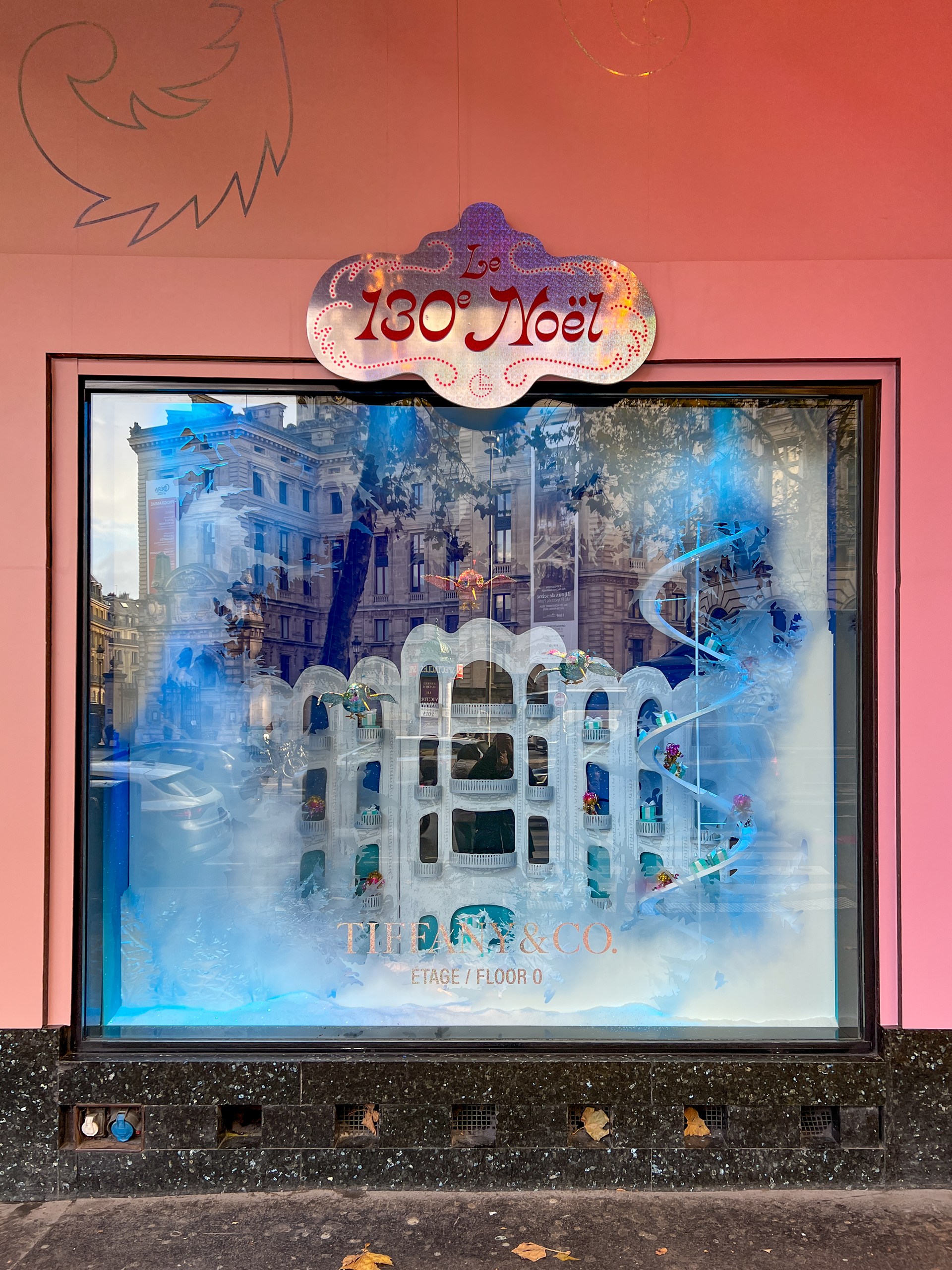 パリのギャラリーラファイエットのクリスマスディスプレイ