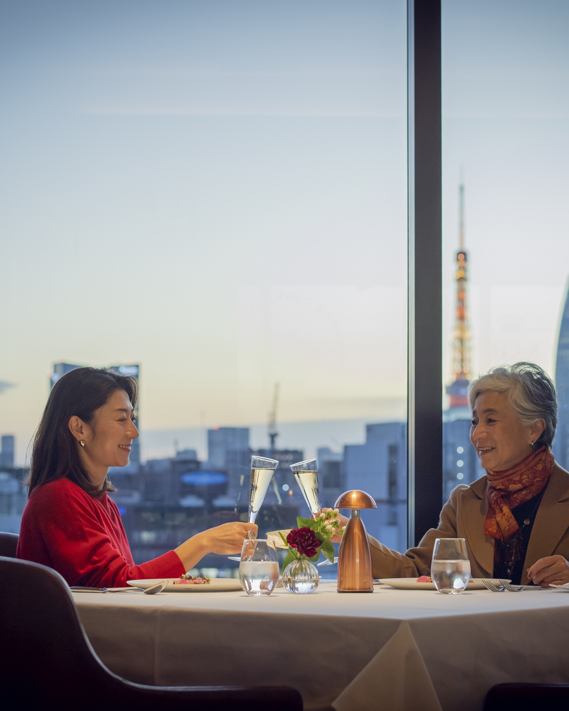 ホテルザセレスティン銀座で乾杯する伊藤千桃