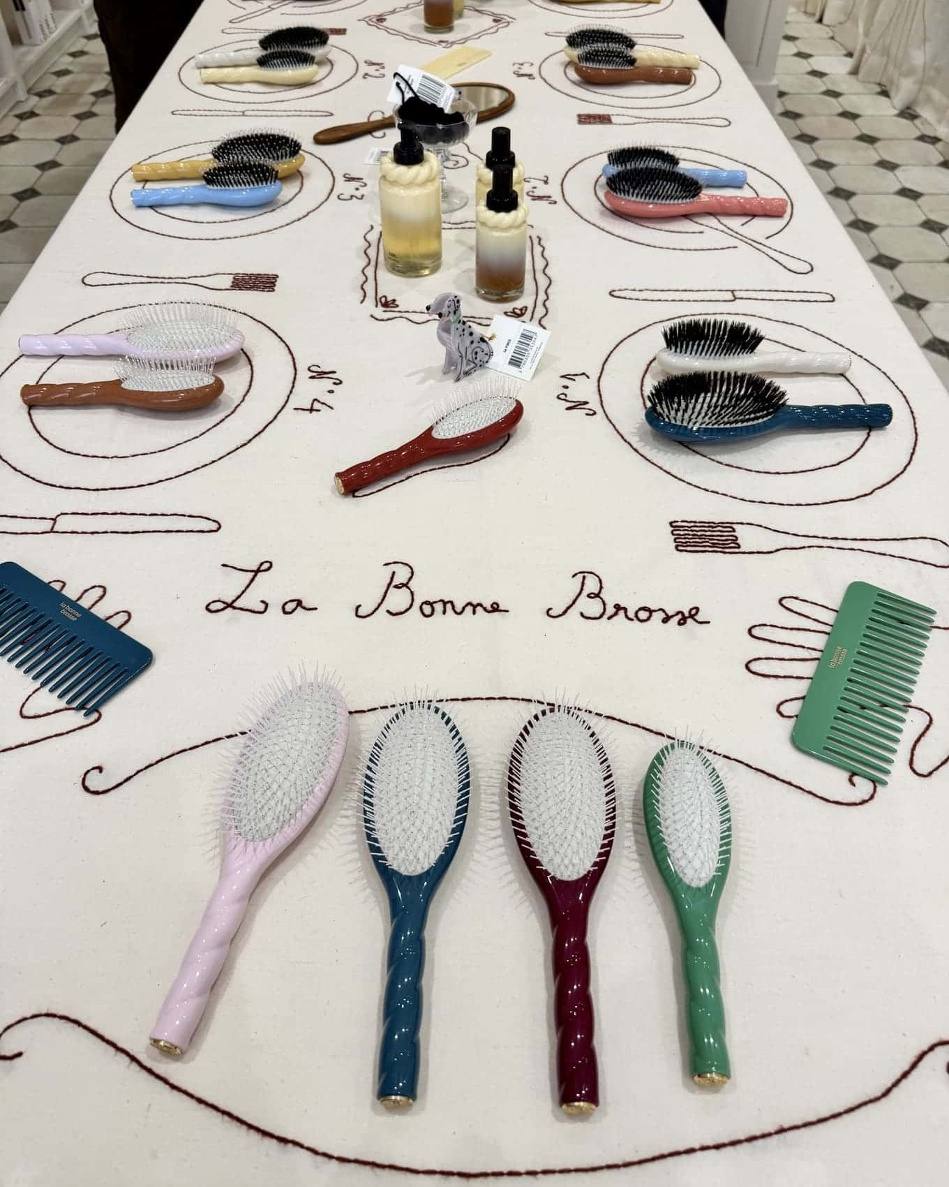 トリコロルパリブラシ