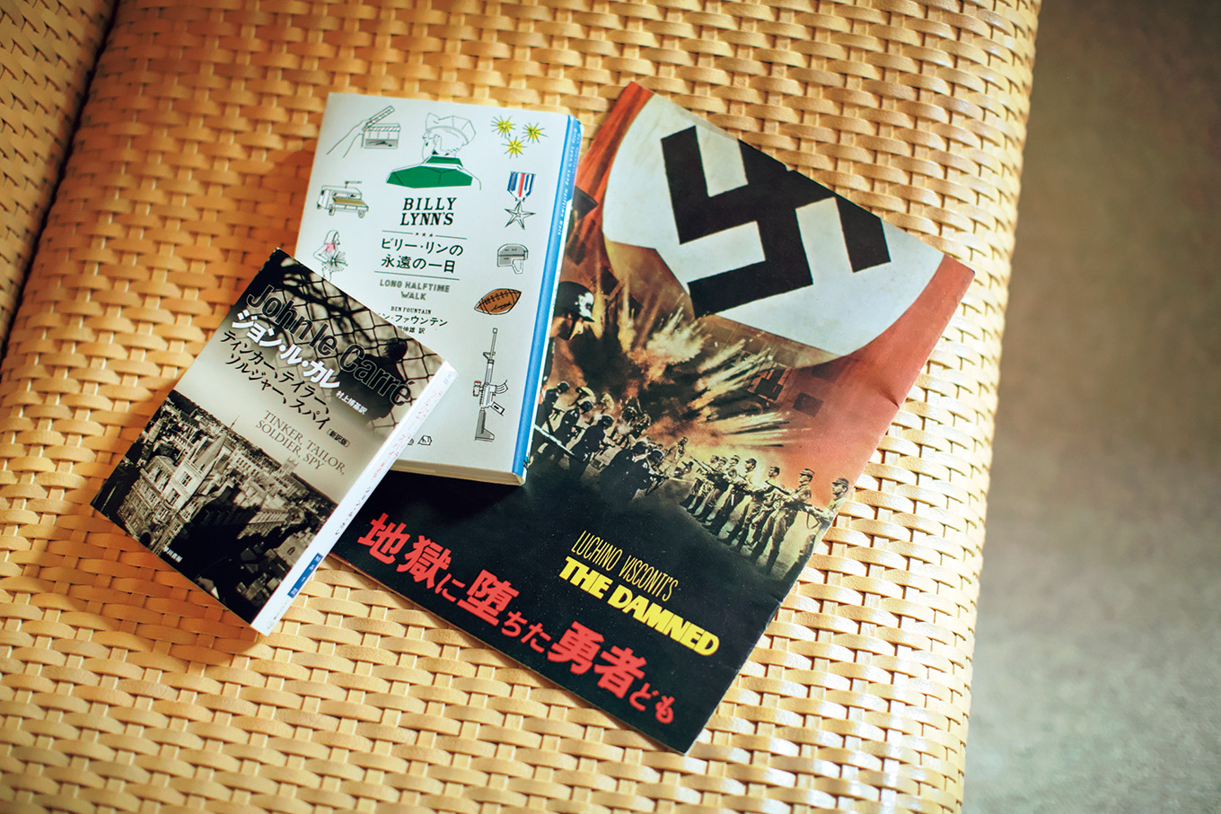 「地獄に堕ちた勇者ども」のパンフレットや、映画を見てから買った、原作の小説など。