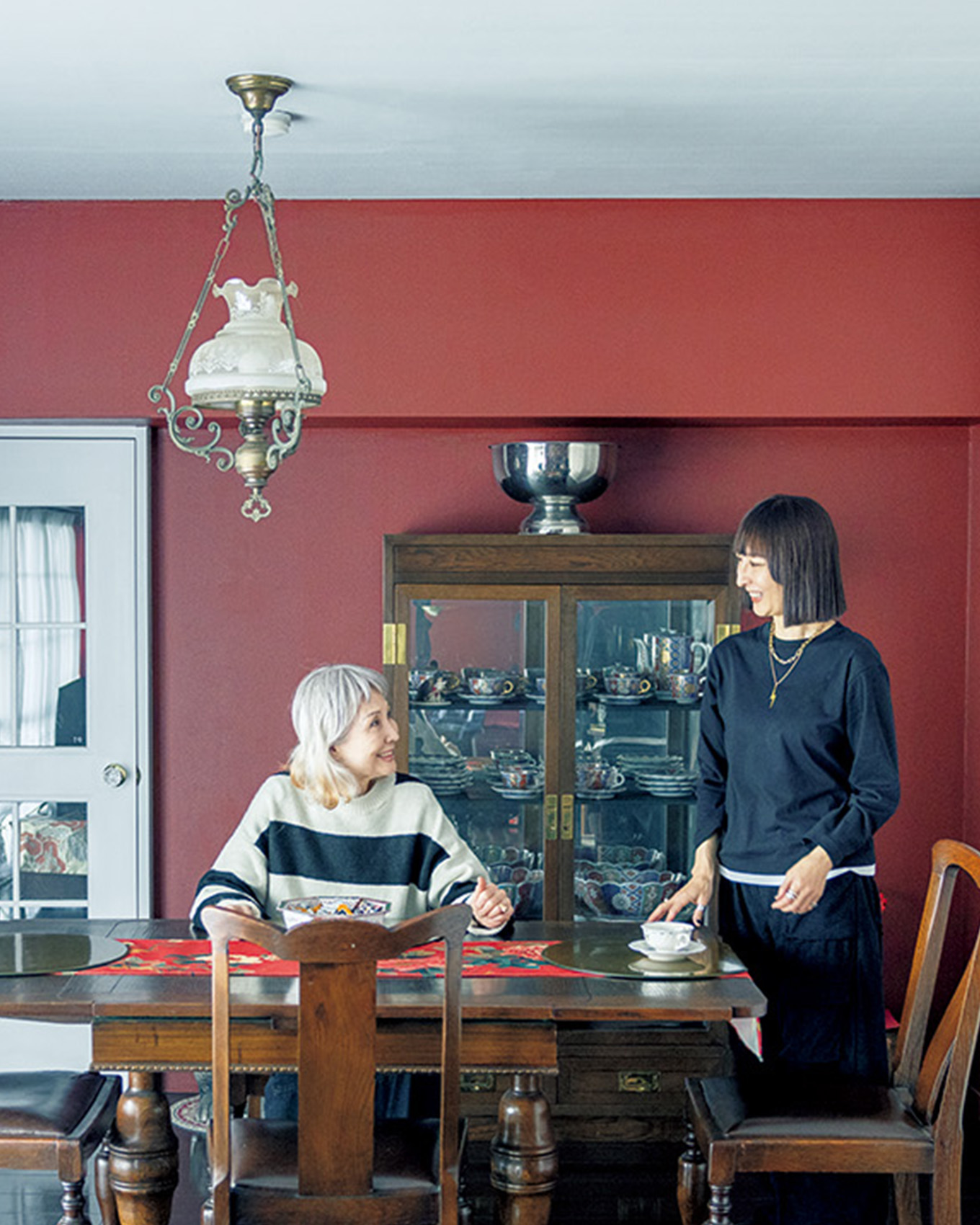 三木セリナさんと、母ヒロコさん。三木さんの自宅にて。